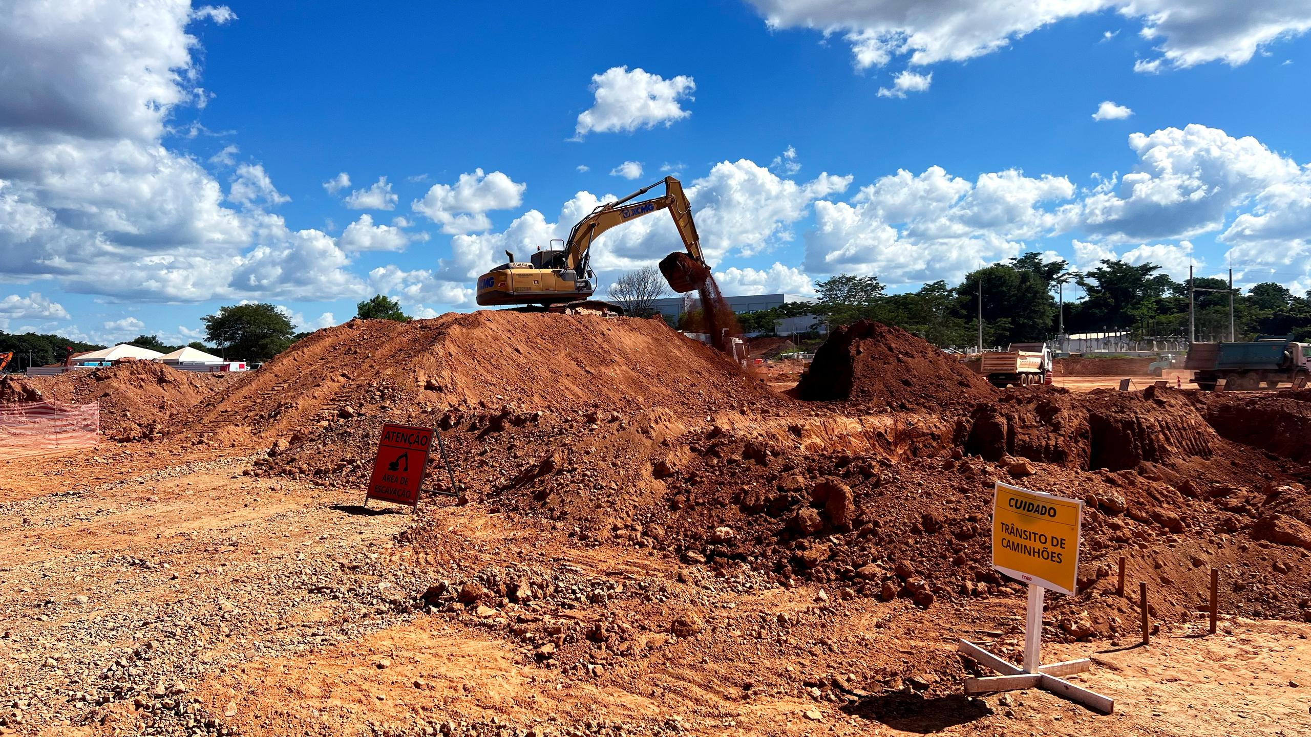 Escavação e movimentação de terra em obra industrial - MSE Engenharia