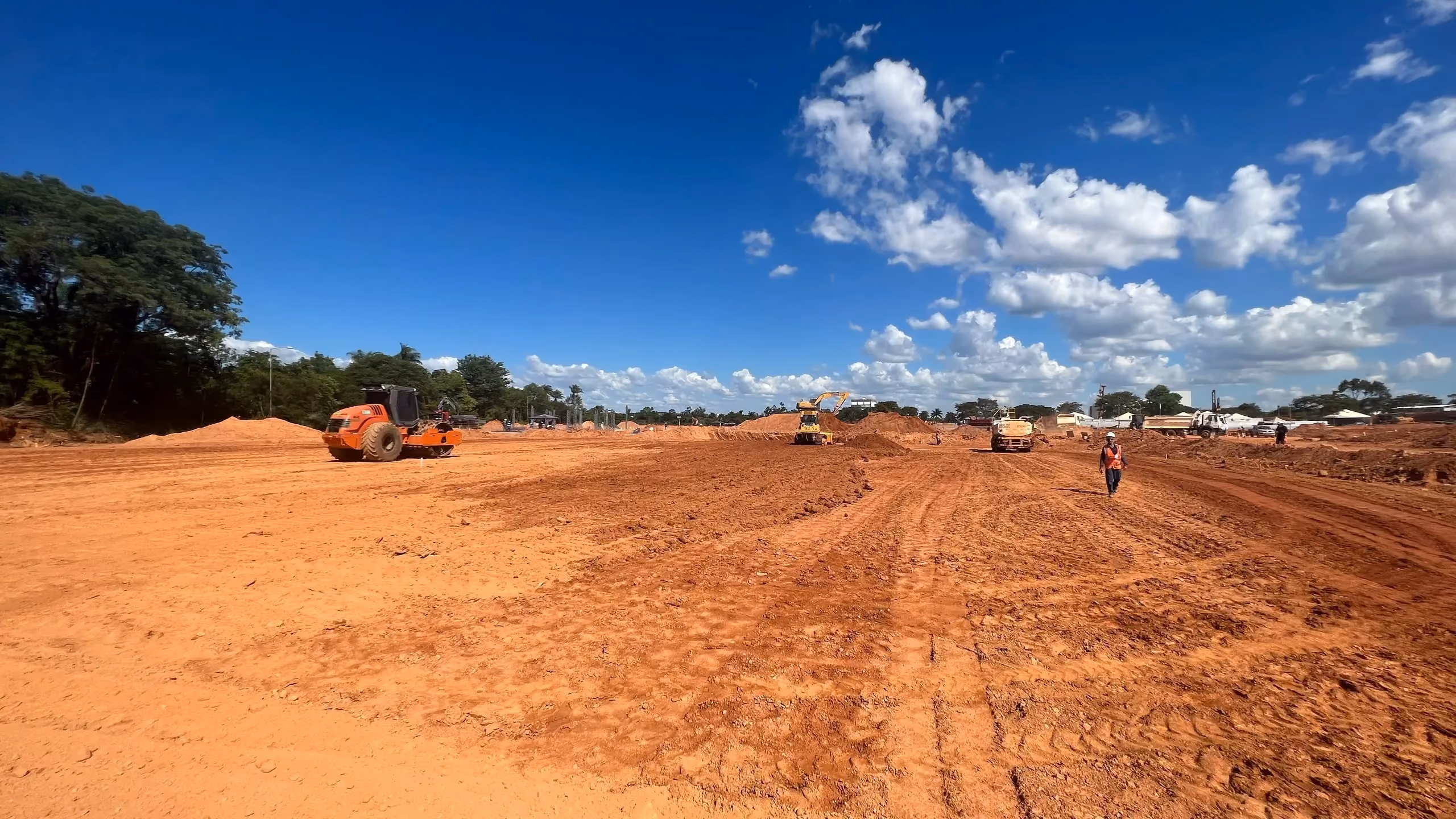 Platô nivelado com rolo compactador em operação - MSE Engenharia