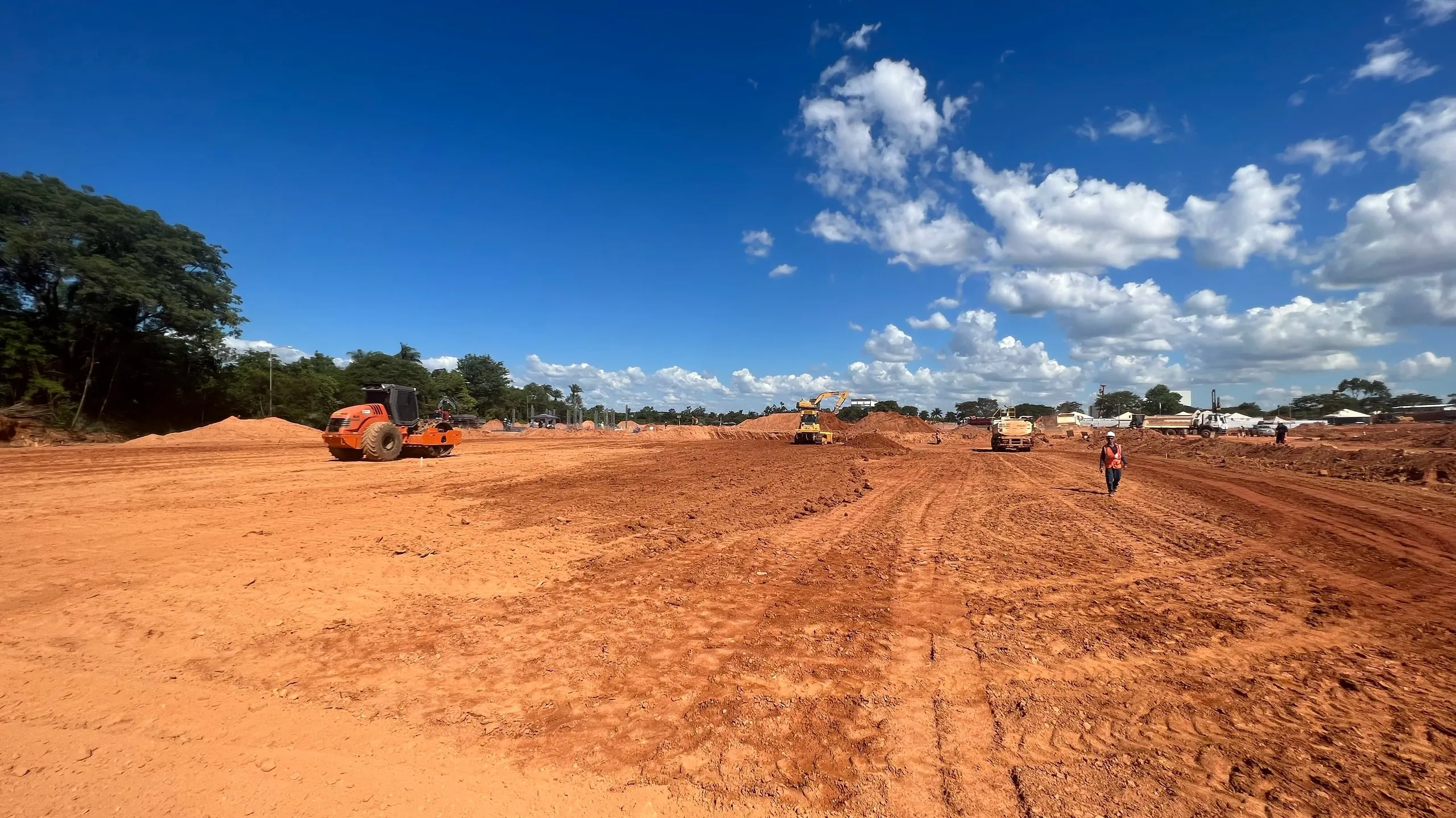 Platô nivelado com rolo compactador em operação - MSE Engenharia