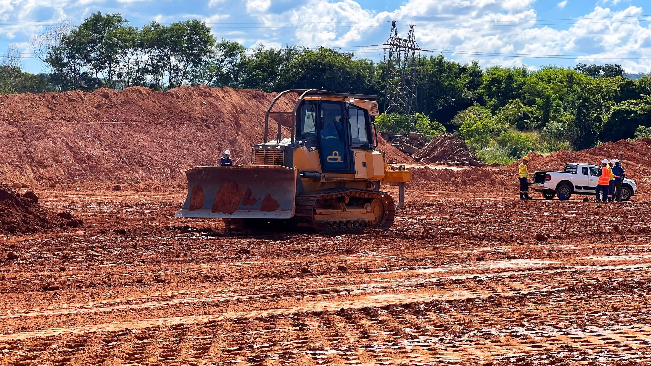 Trator de esteira espalhando material em camadas - MSE Engenharia