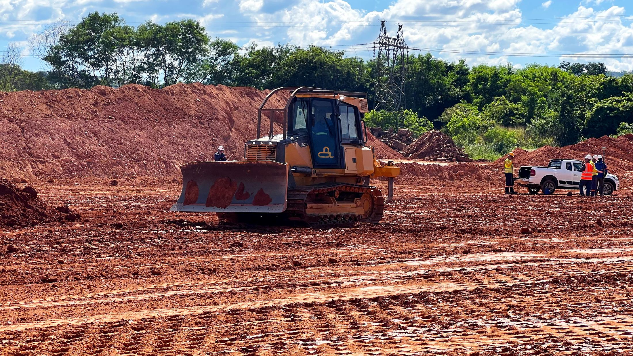 Trator de esteira espalhando material em camadas - MSE Engenharia