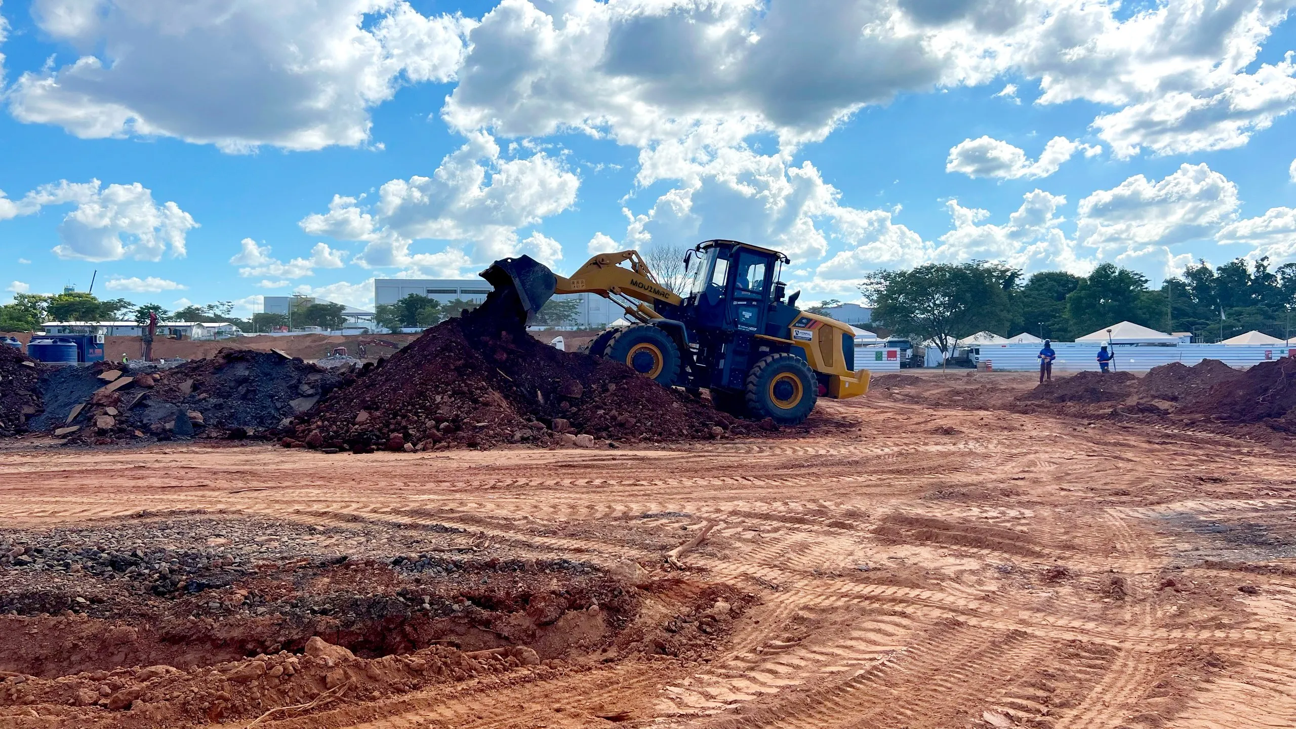 Pá carregadeira movimentando material no canteiro - MSE Engenharia