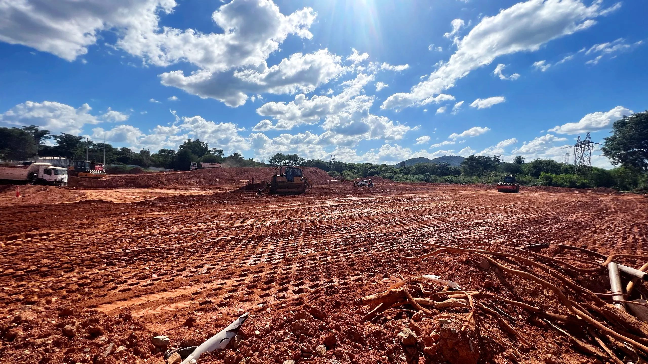 Platô em execução com trator de esteira e rolo compactador - MSE Engenharia
