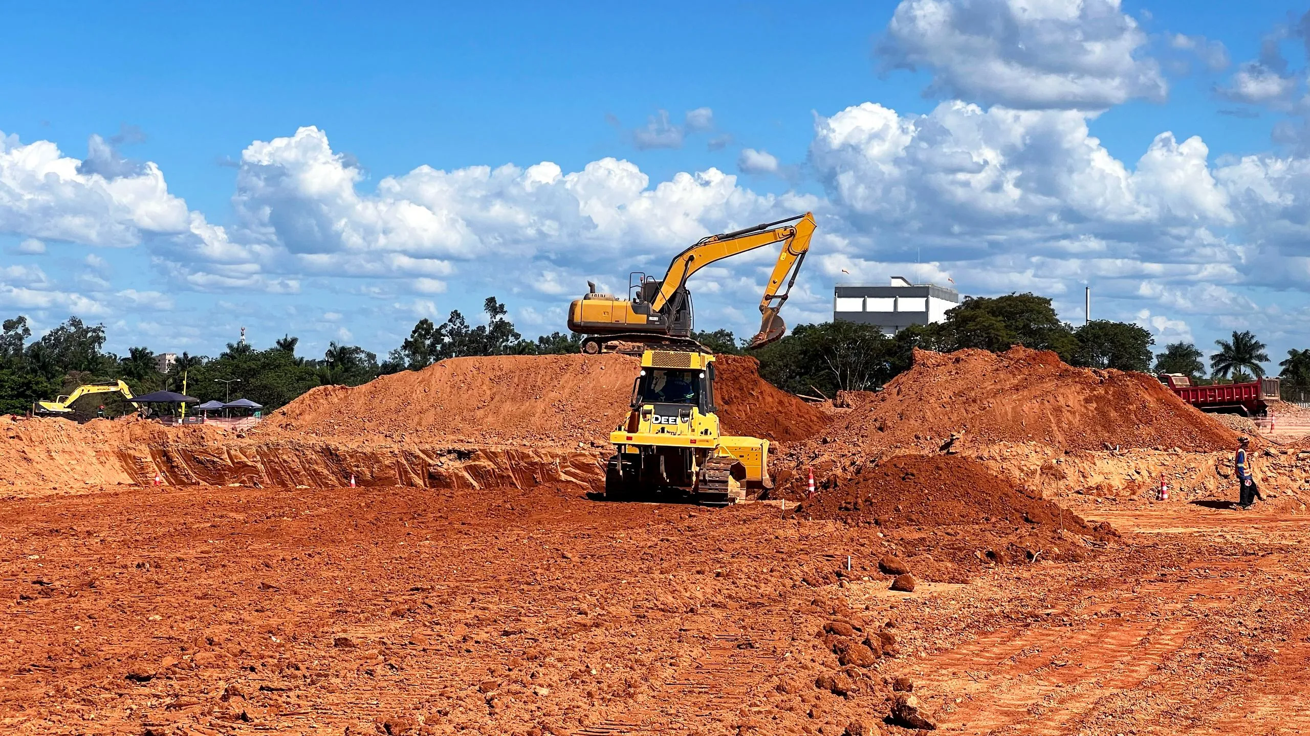 Escavadeira e trator de esteira em corte de terreno - MSE Engenharia