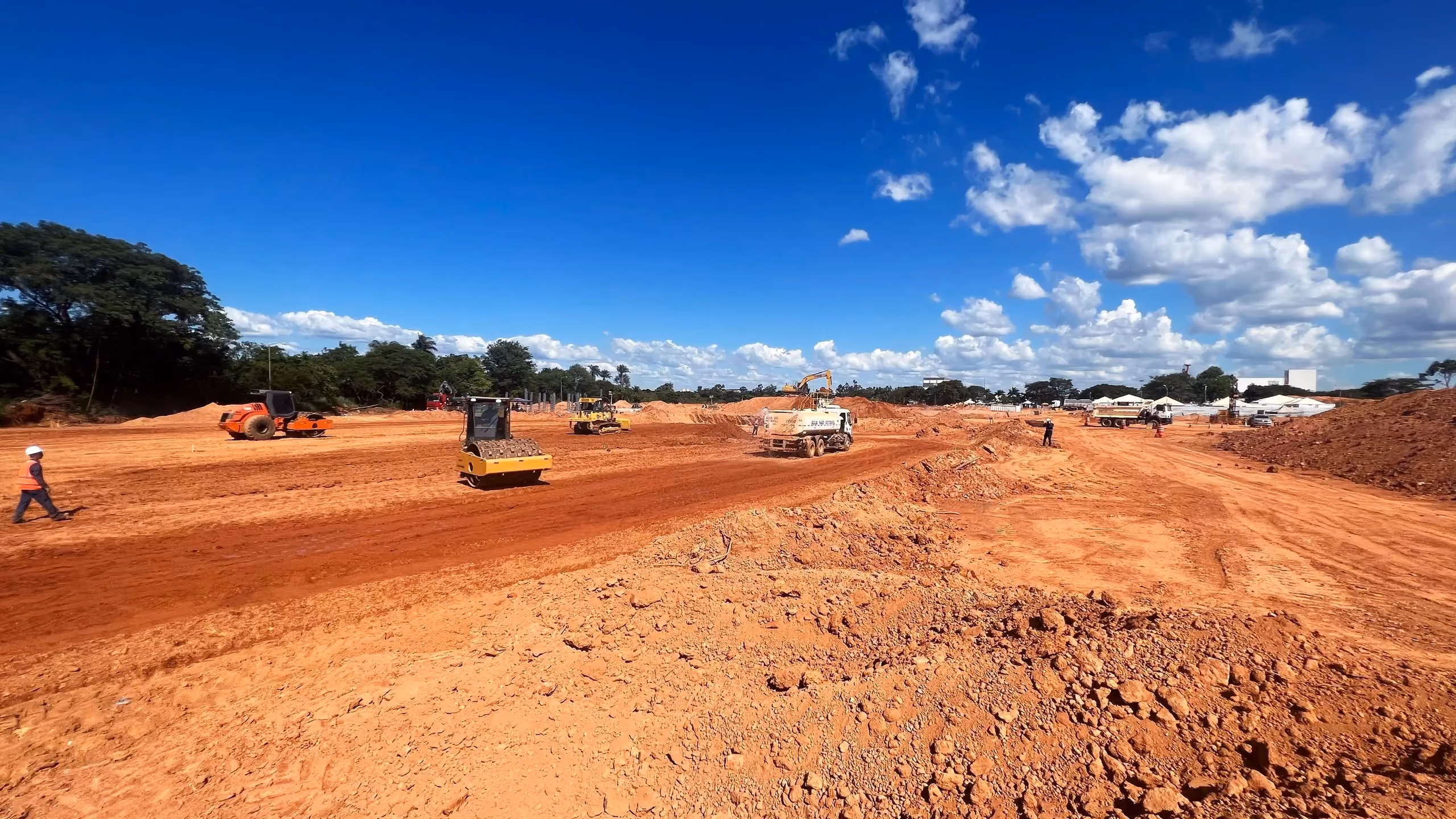 Rolos compactadores e caminhão pipa na compactação do platô - MSE Engenharia