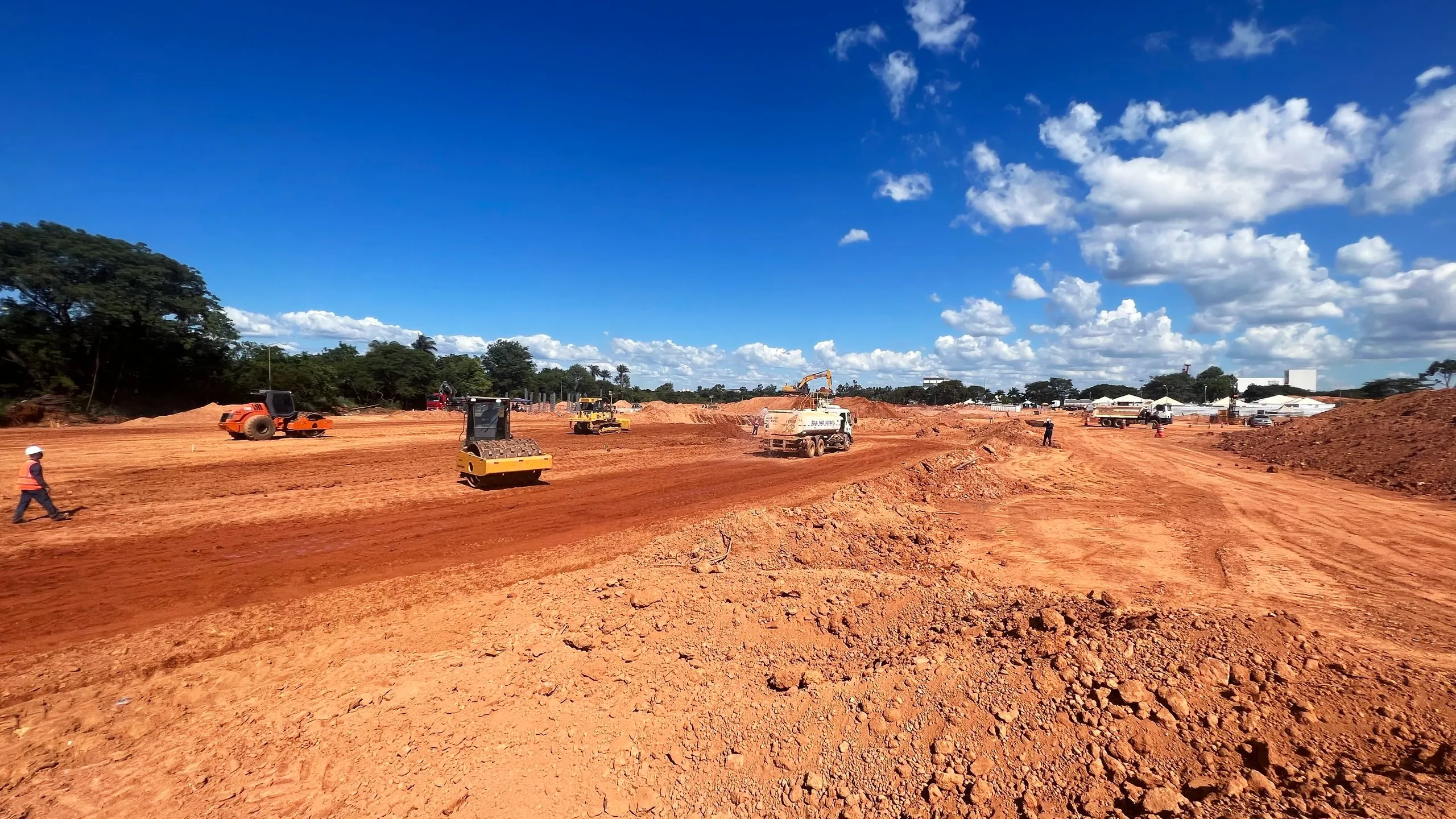 Rolos compactadores e caminhão pipa na compactação do platô - MSE Engenharia