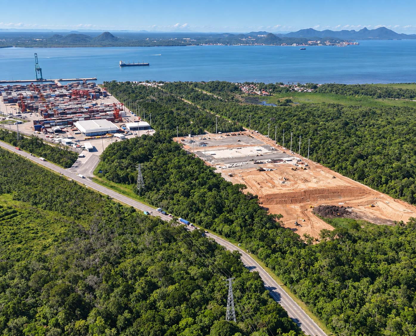 Vista aérea da área de expansão entre a rodovia, o terminal portuário e a baía - MSE Engenharia