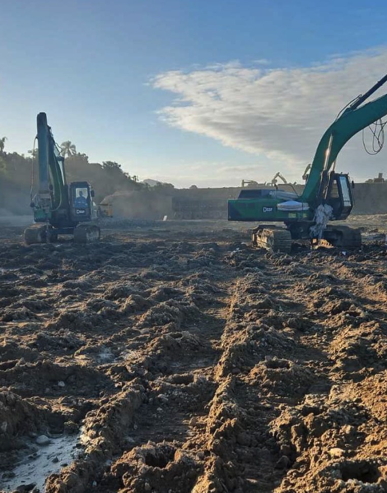Escavadeiras em frente de terraplanagem ao amanhecer - MSE Engenharia
