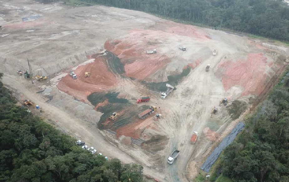 Vista aérea do platô em execução com frentes de corte e aterro - MSE Engenharia