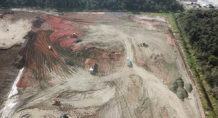 Vista aérea do avanço do aterro em camadas - MSE Engenharia