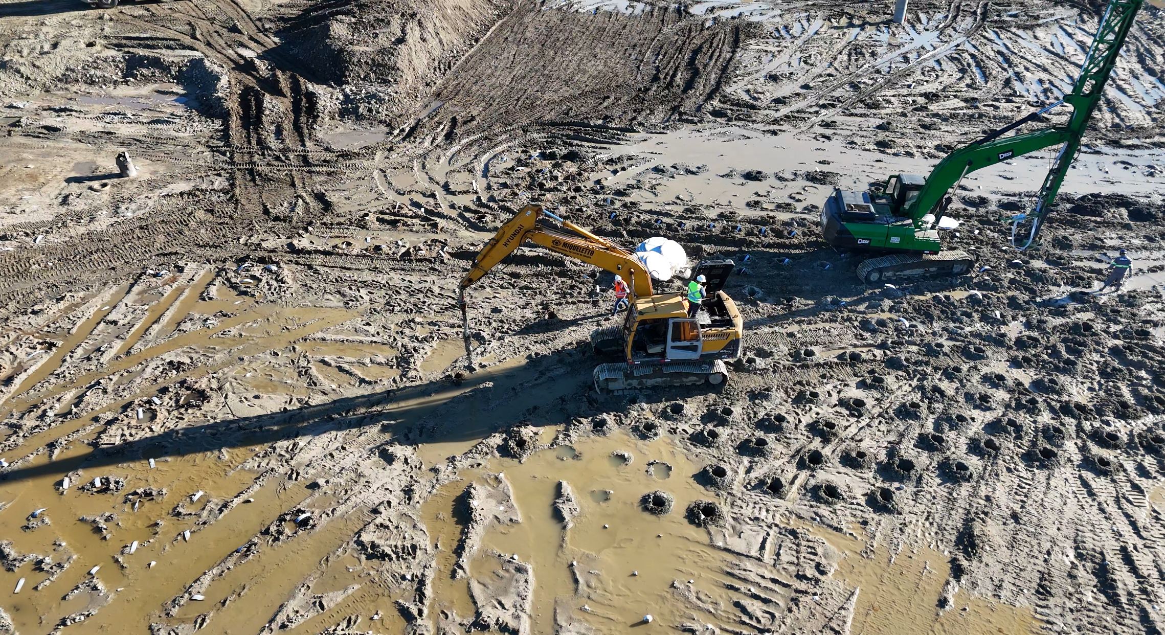 Vista aérea da execução de colunas de brita para melhoramento de solo - MSE Engenharia