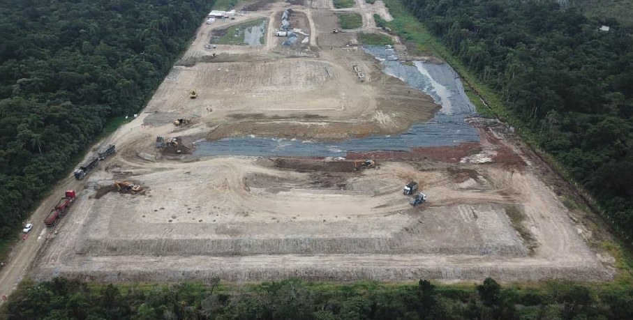 Vista aérea do platô com caminhões basculantes e frentes de aterro - MSE Engenharia