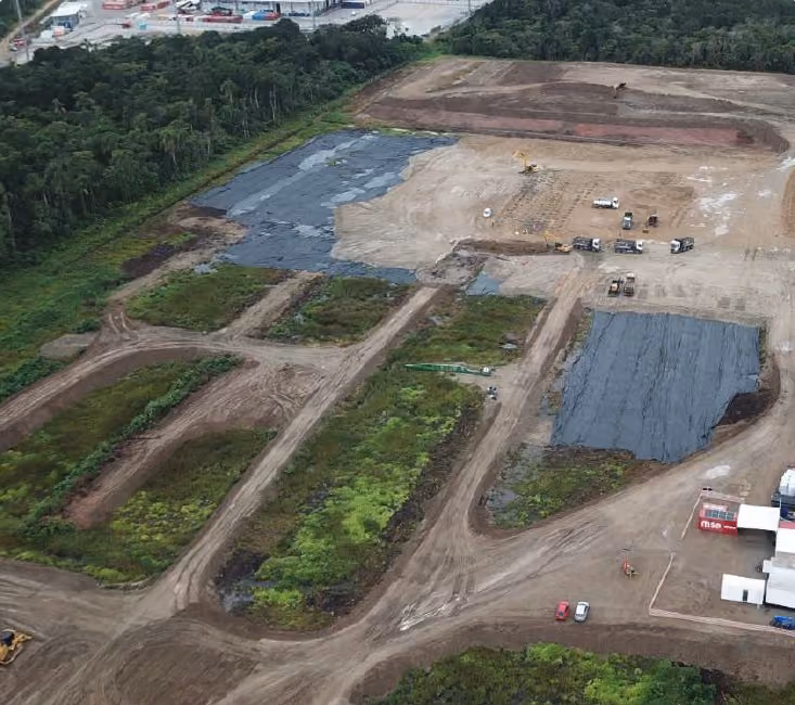 Vista aérea do terreno com mantas de proteção e início das frentes de terraplanagem - MSE Engenharia