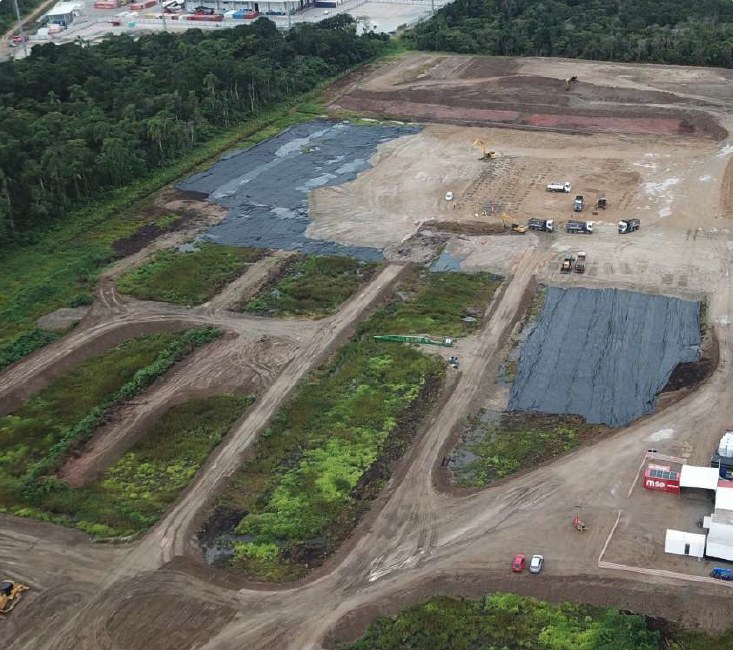 Vista aérea do terreno com mantas de proteção e início das frentes de terraplanagem - MSE Engenharia