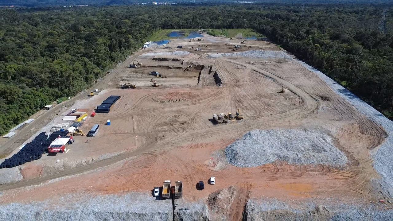 Vista aérea do canteiro com pilhas de brita, frota e área de apoio - MSE Engenharia
