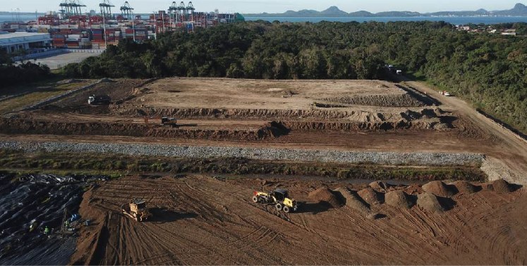 Trator de esteira e motoniveladora com o porto ao fundo - MSE Engenharia