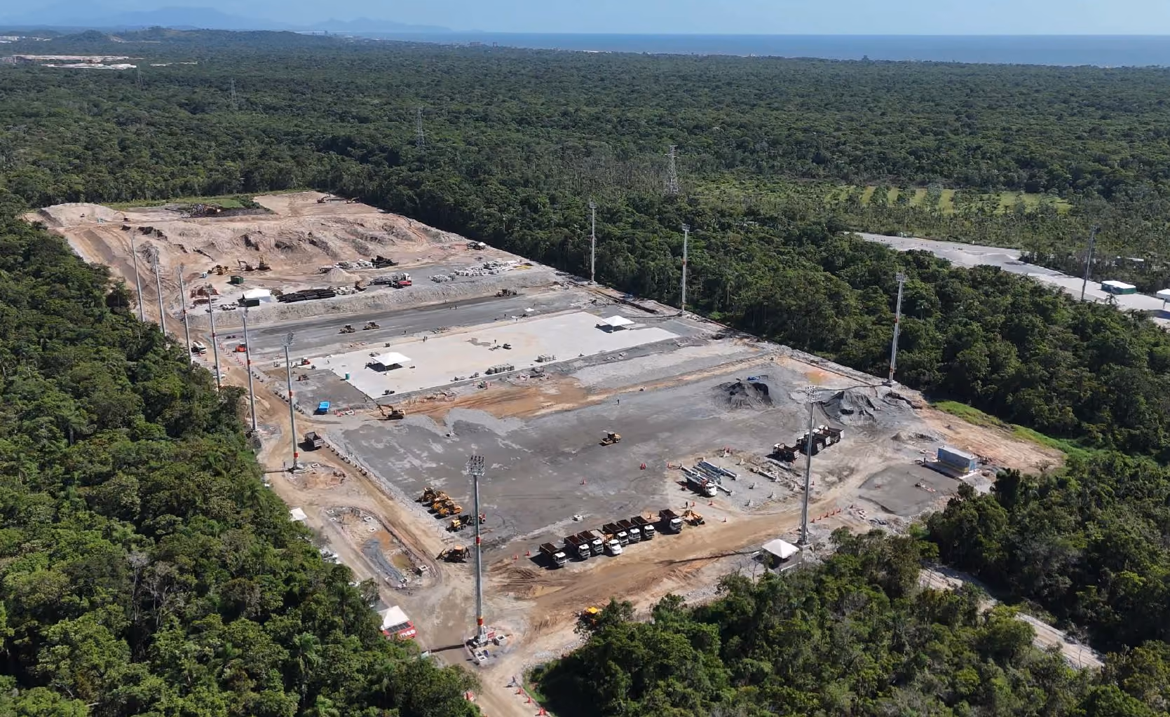 Vista aérea do pátio com base concluída e torres de iluminação instaladas - MSE Engenharia