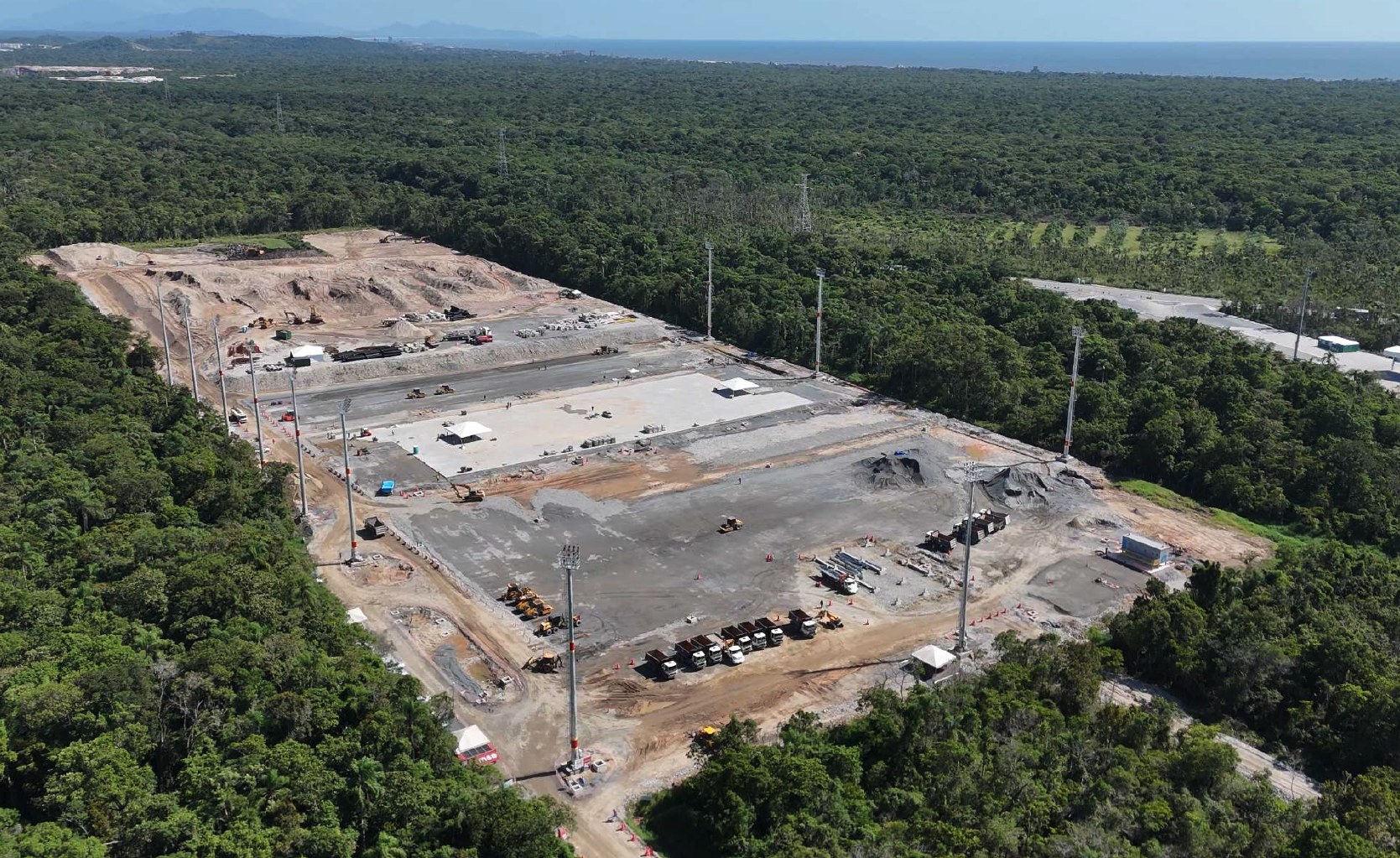 Vista aérea do pátio com base concluída e torres de iluminação instaladas - MSE Engenharia