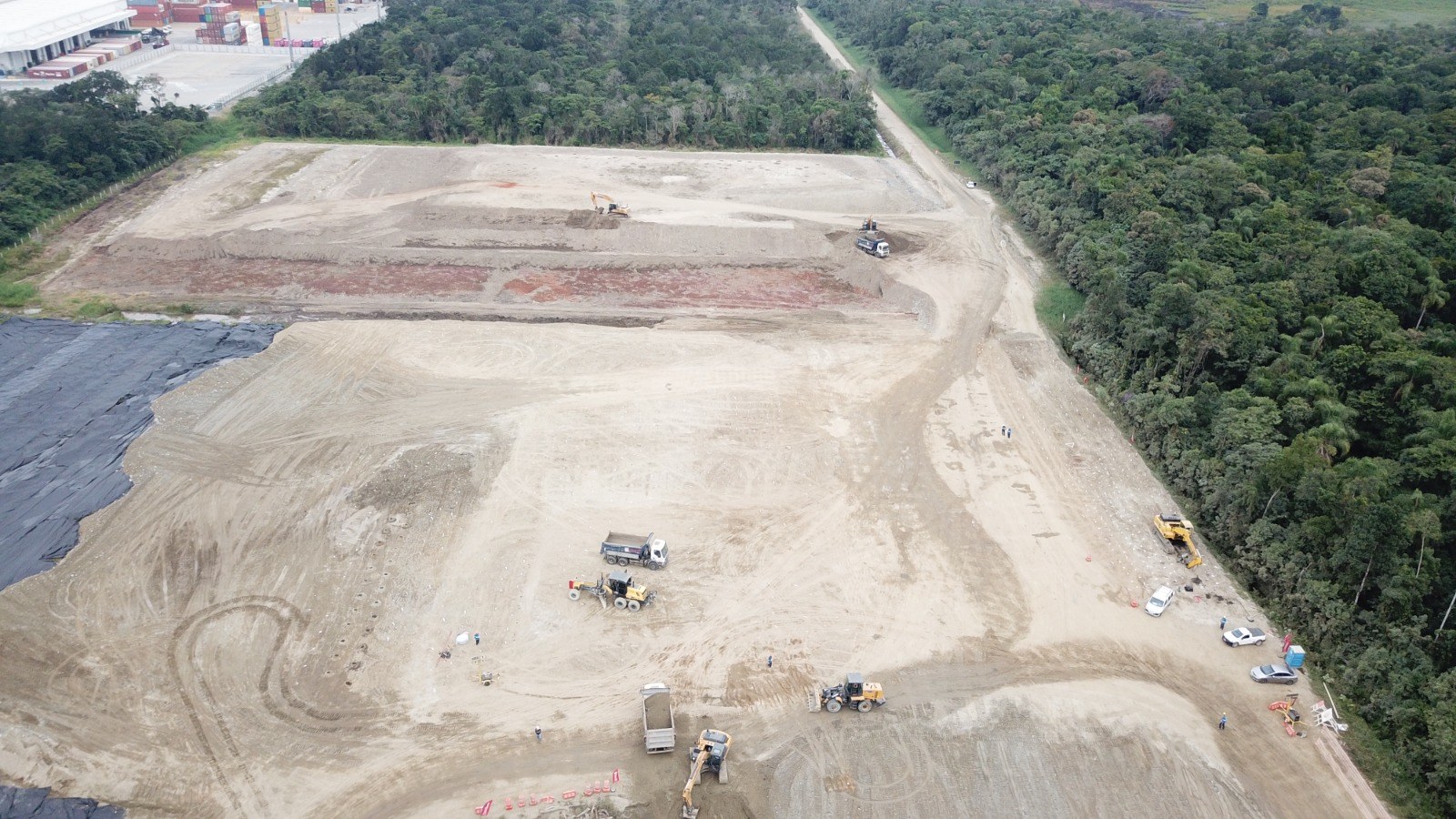 Vista aérea do platô regularizado com motoniveladora e pá carregadeira - MSE Engenharia