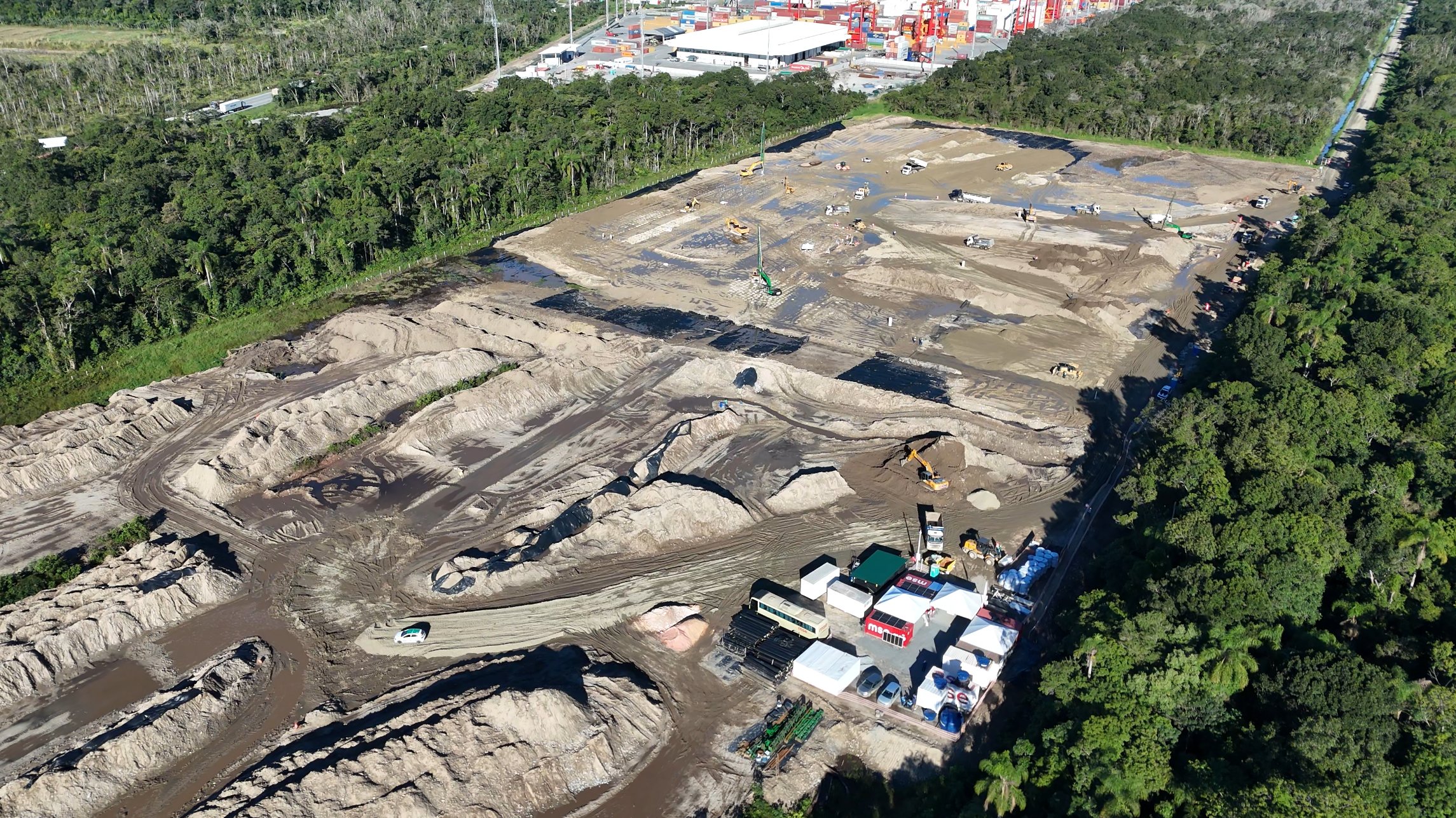 Vista aérea do canteiro de obras ao lado do terminal portuário - MSE Engenharia