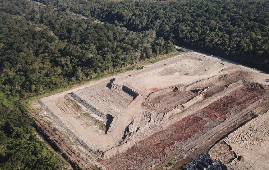 Vista aérea do platô com taludes de enrocamento concluídos - MSE Engenharia