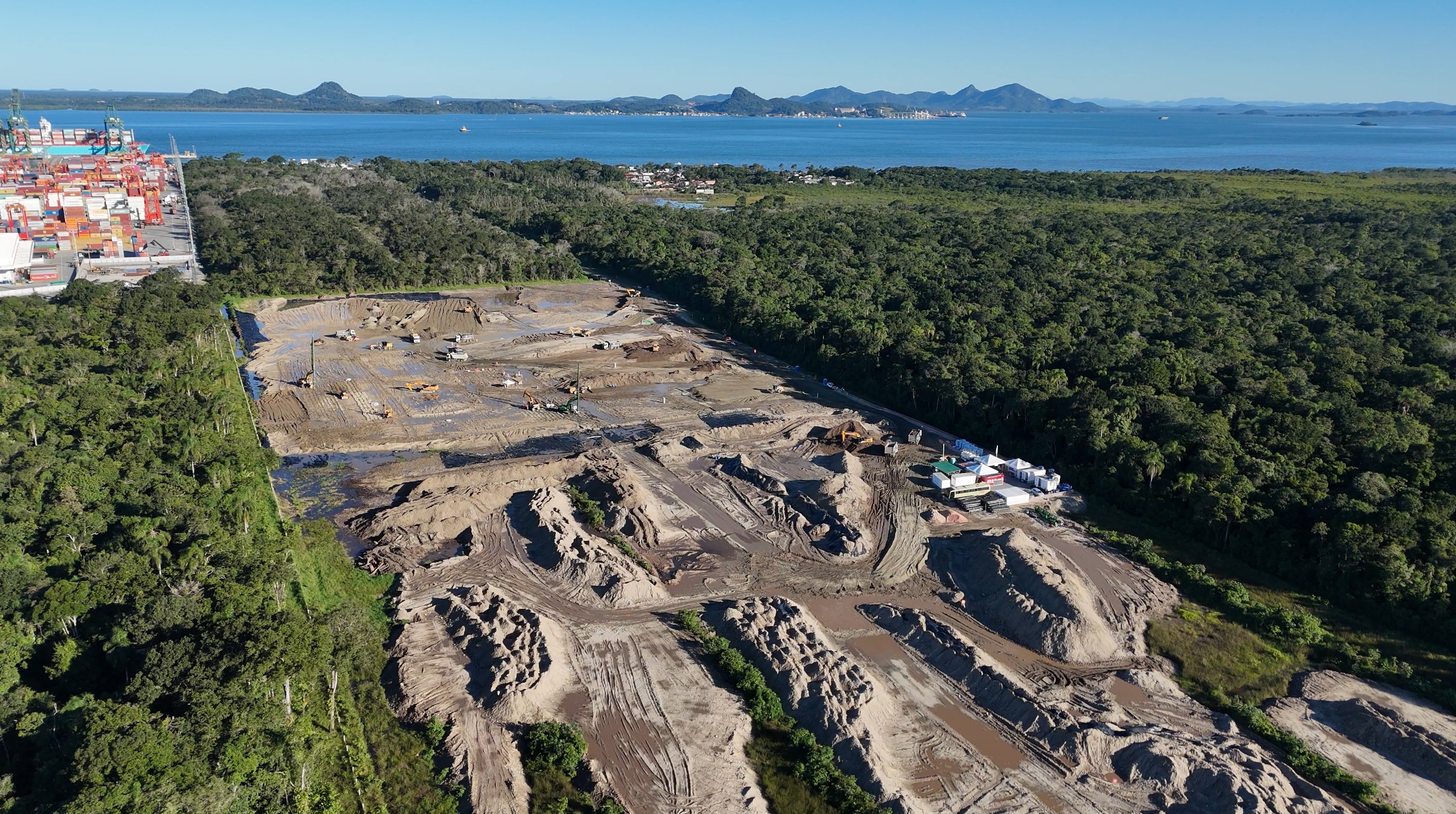 Vista aérea da área de terraplanagem junto ao porto e à baía - MSE Engenharia