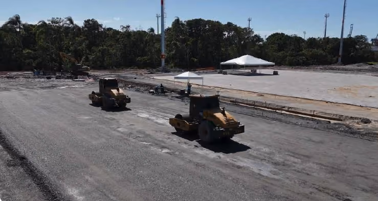 Rolos compactadores na compactação da base do pátio - MSE Engenharia