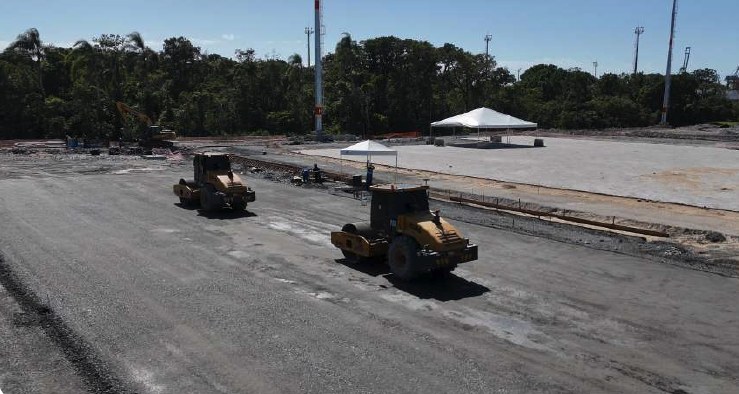 Rolos compactadores na compactação da base do pátio - MSE Engenharia