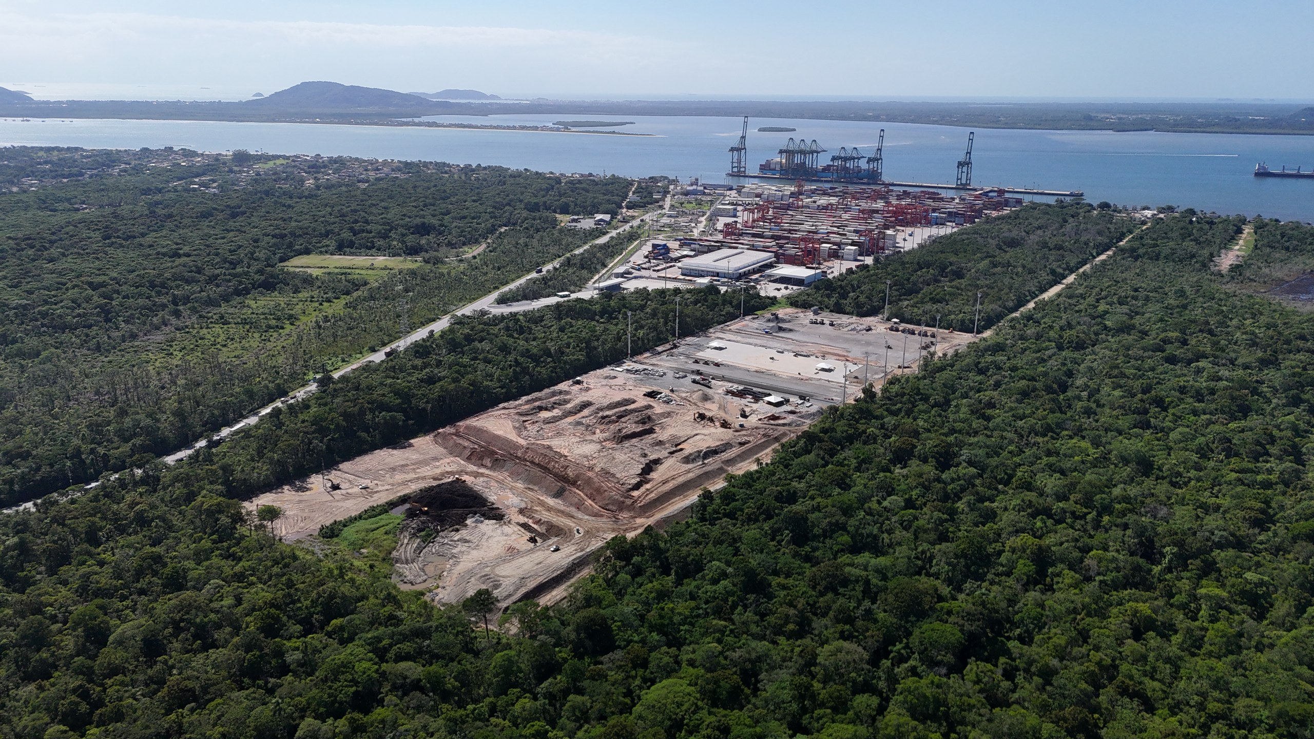 Vista aérea geral da área de expansão com o terminal portuário e a baía - MSE Engenharia