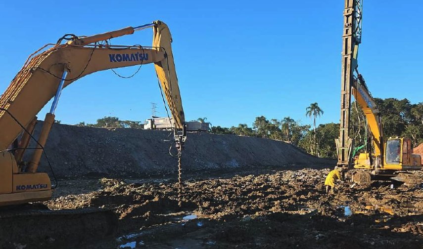 Escavadeira com trado helicoidal e perfuratriz em frente de fundações - MSE Engenharia