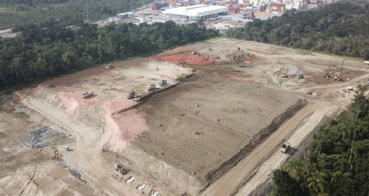 Vista aérea do platô nivelado ao lado do terminal de contêineres - MSE Engenharia