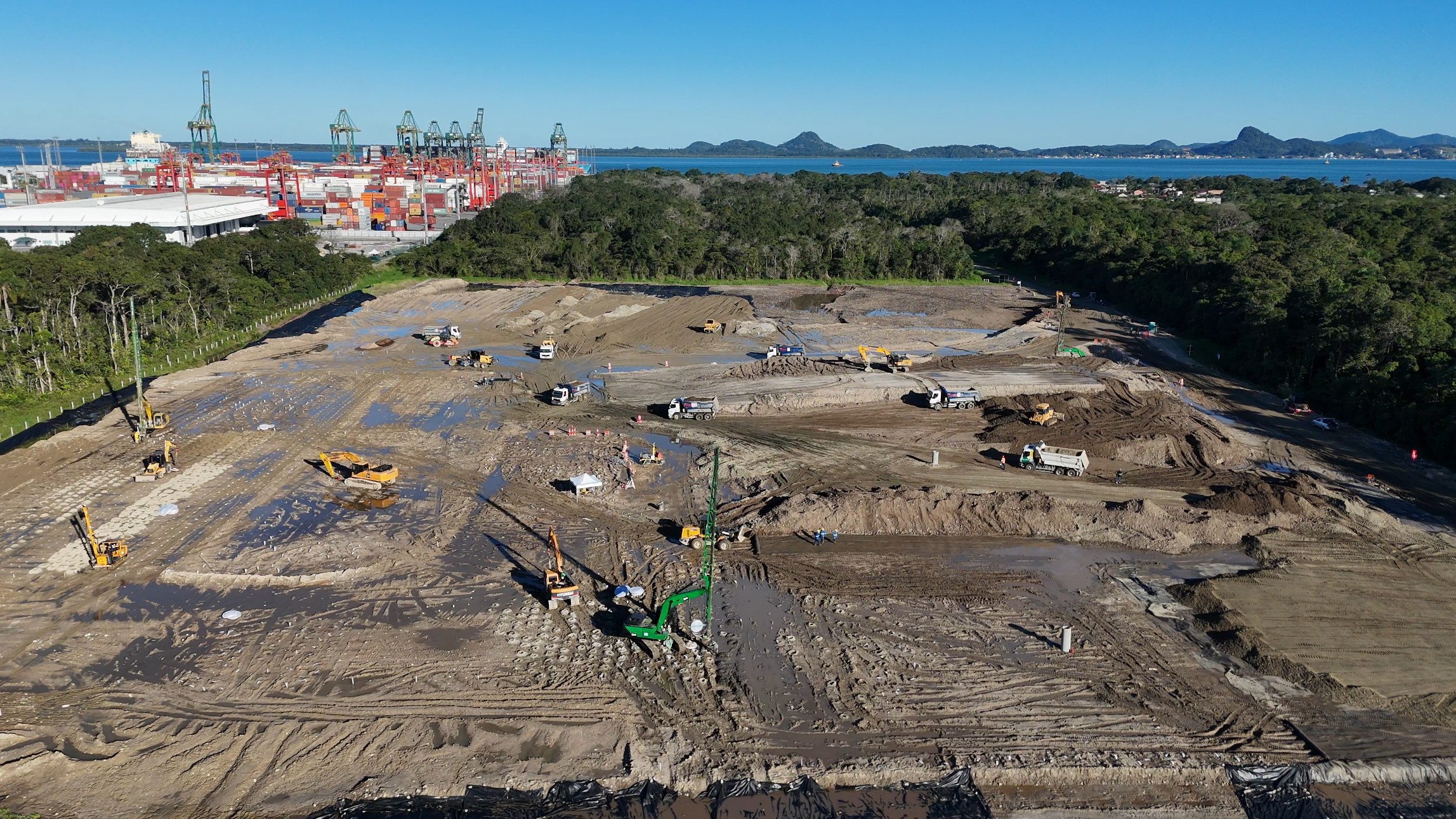 Vista aérea das frentes simultâneas de terraplanagem e melhoramento de solo junto ao porto - MSE Engenharia