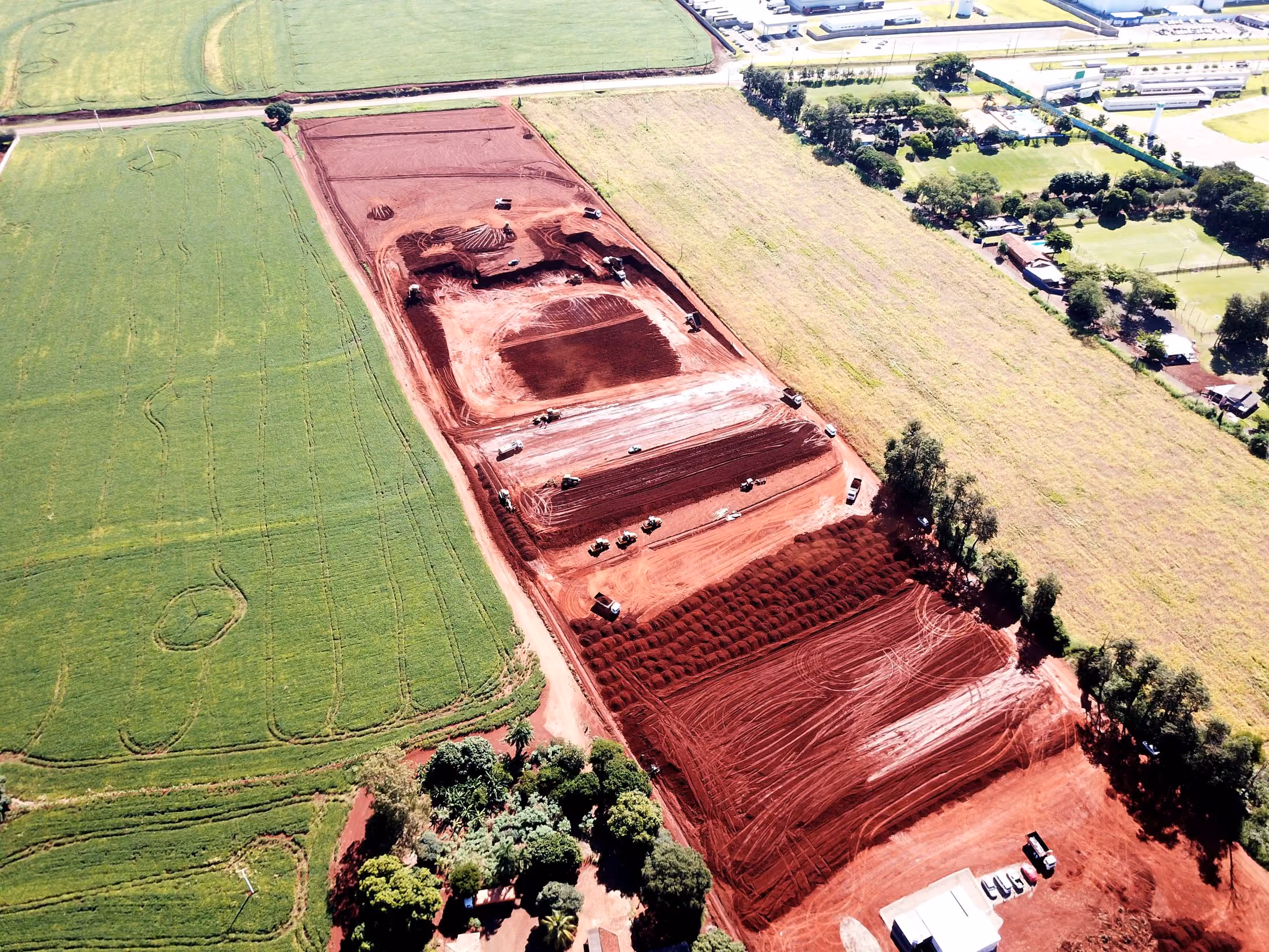 Vista aérea da terraplanagem de novo galpão industrial em área rural - MSE Engenharia