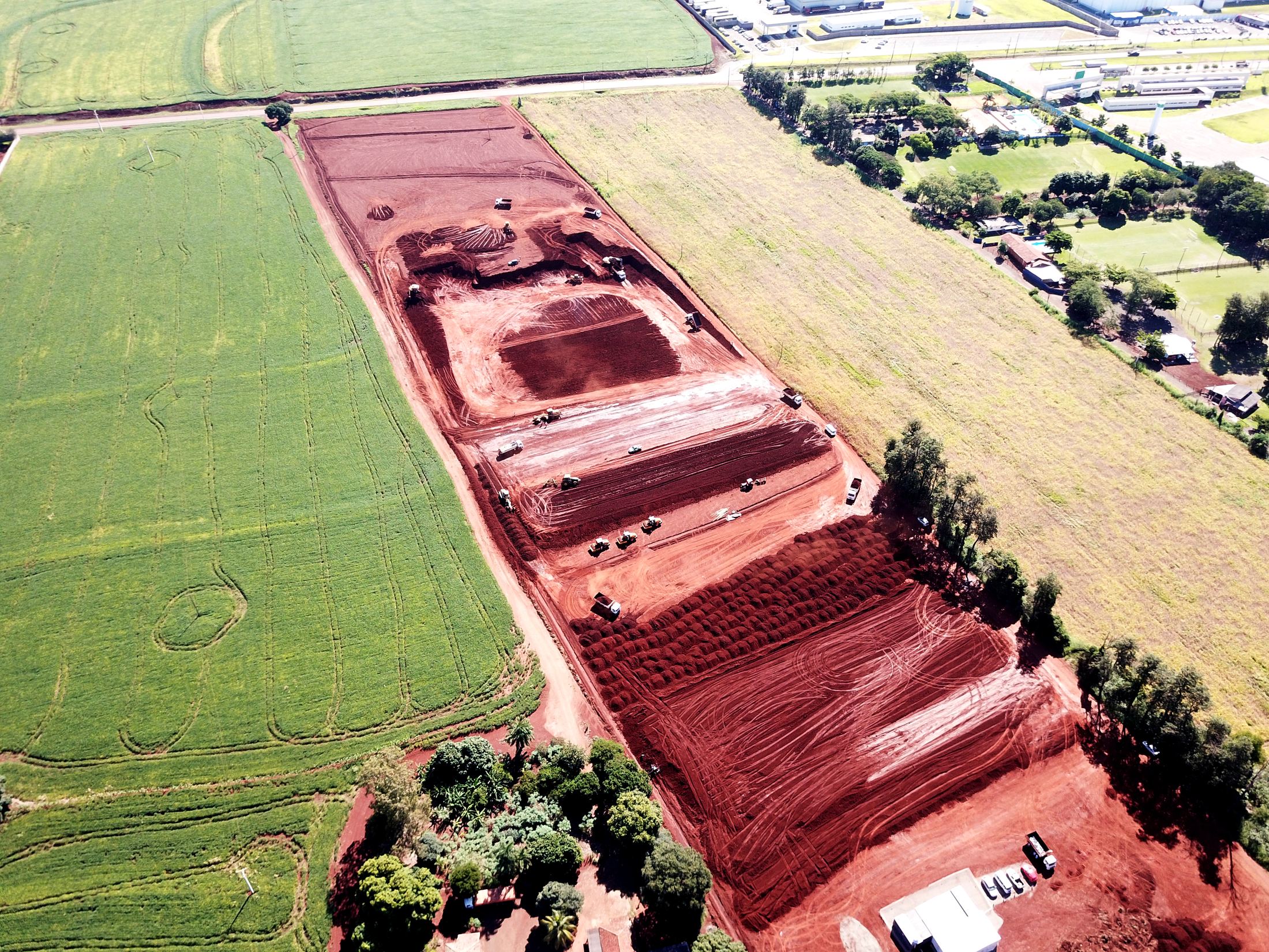 Vista aérea da terraplanagem de novo galpão industrial em área rural - MSE Engenharia