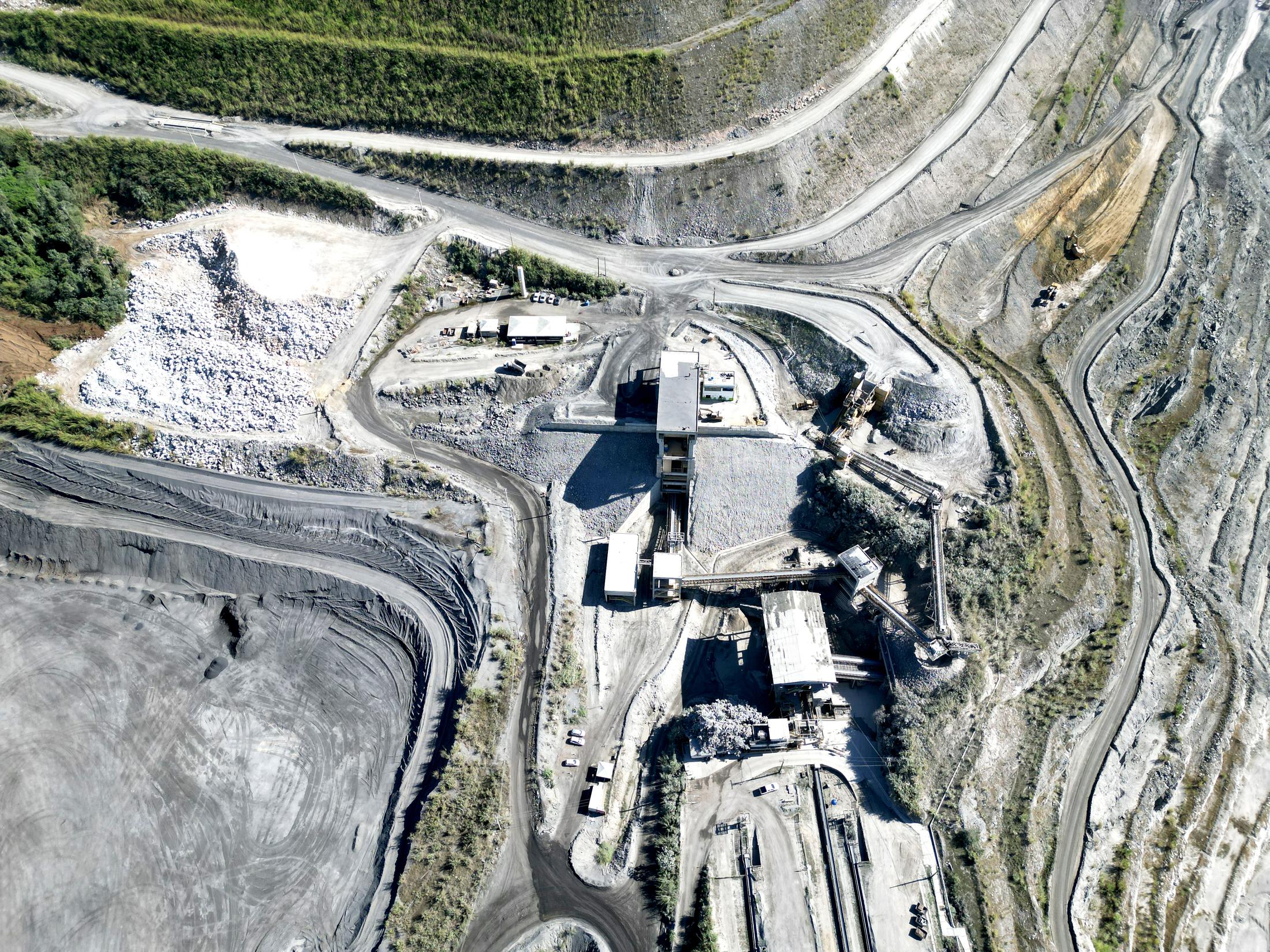 Vista aérea de planta industrial de mineração com acessos e frentes de terraplanagem - MSE Engenharia