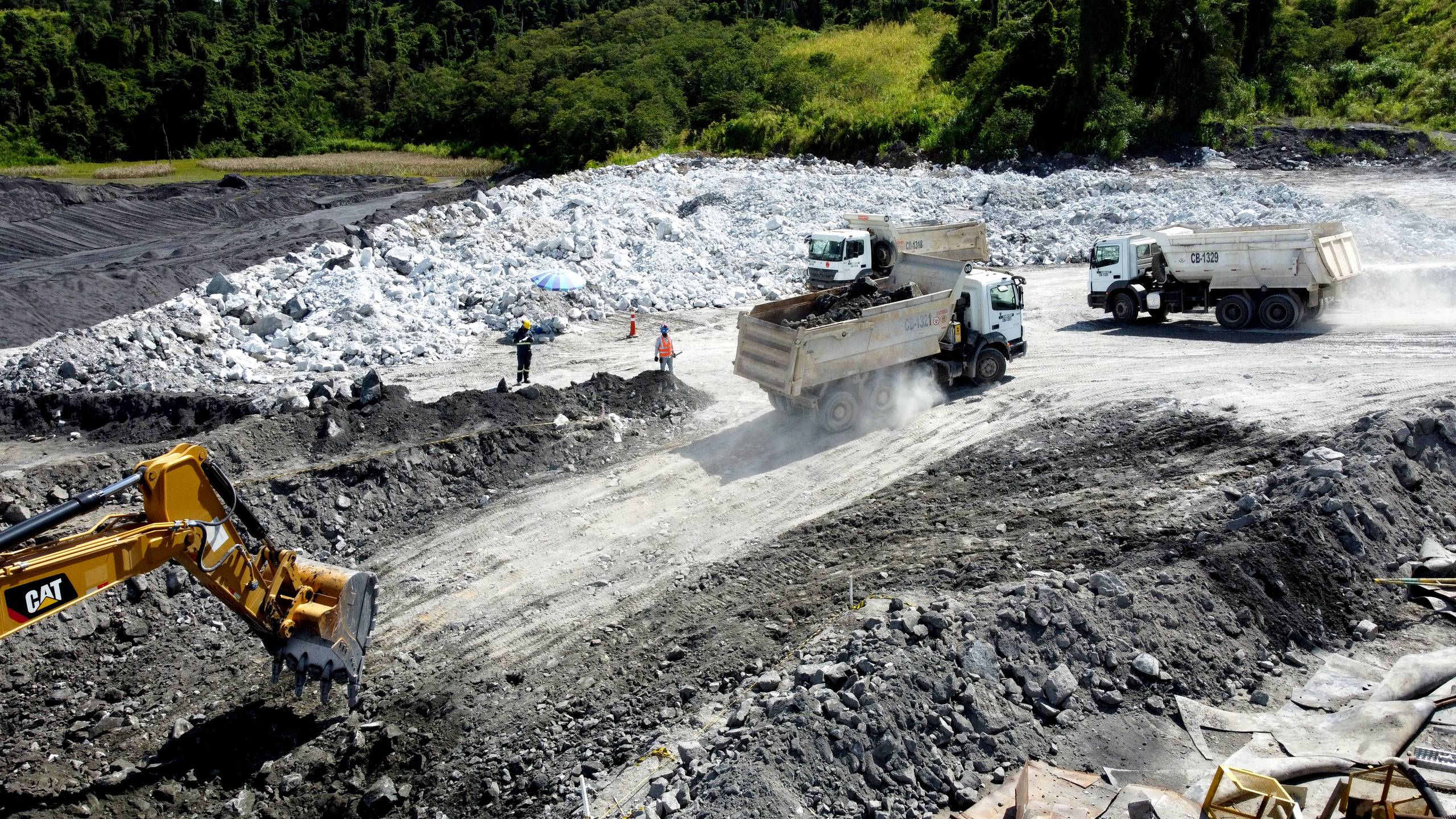 Caminhões basculantes em ciclo de transporte de material rochoso - MSE Engenharia