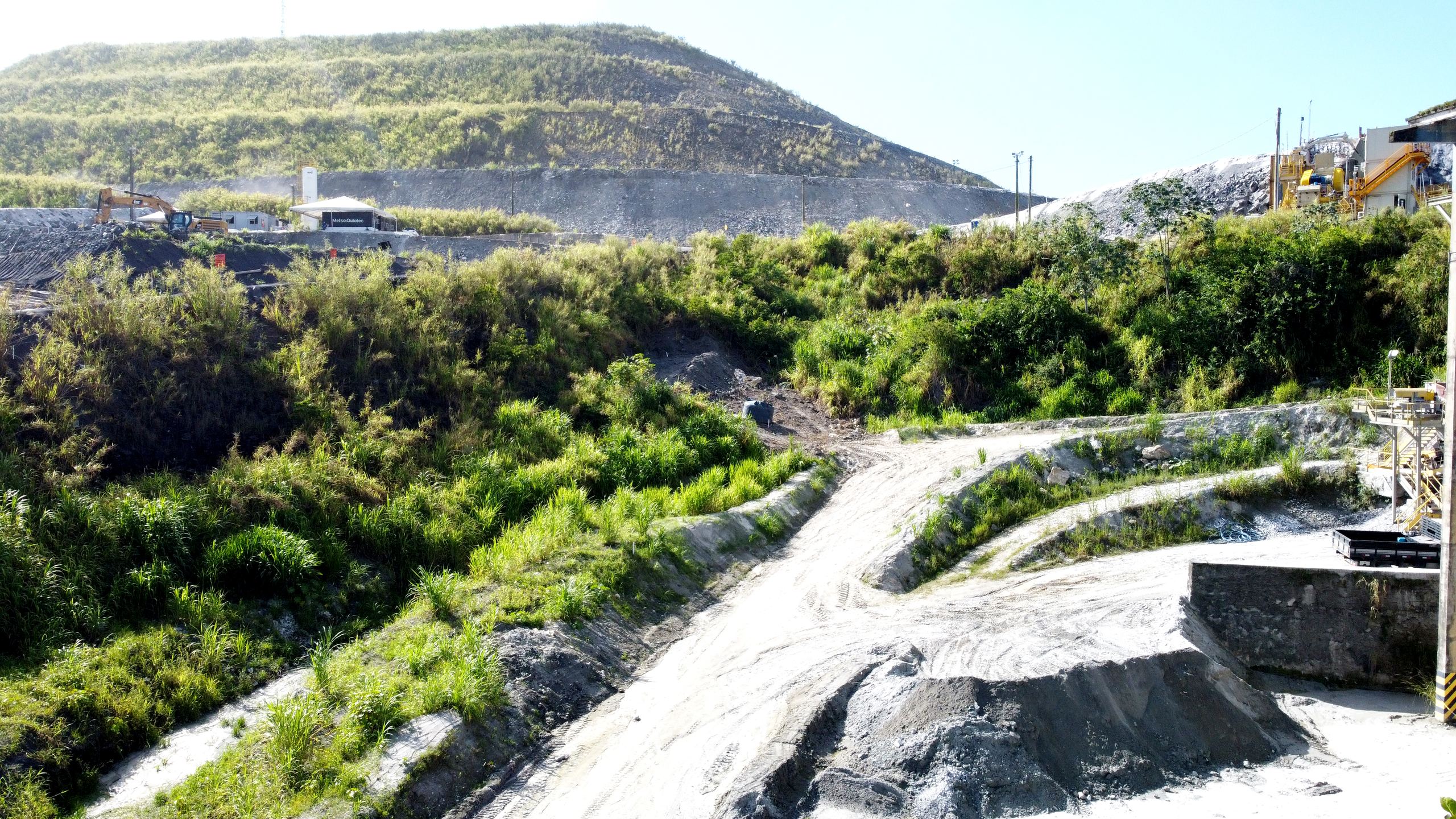 Abertura de acessos e movimentação de terra em área industrial de mineração - MSE Engenharia