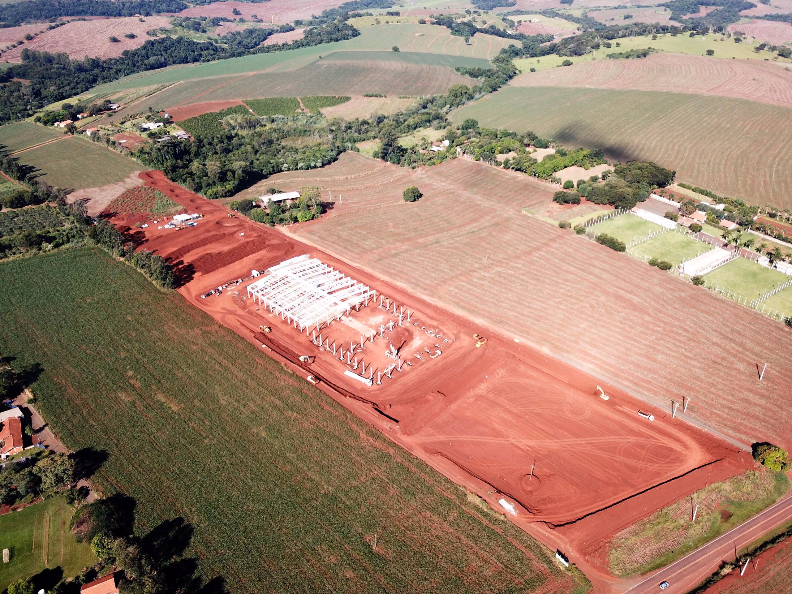 Vista aérea do platô industrial com estrutura pré-moldada em montagem - MSE Engenharia