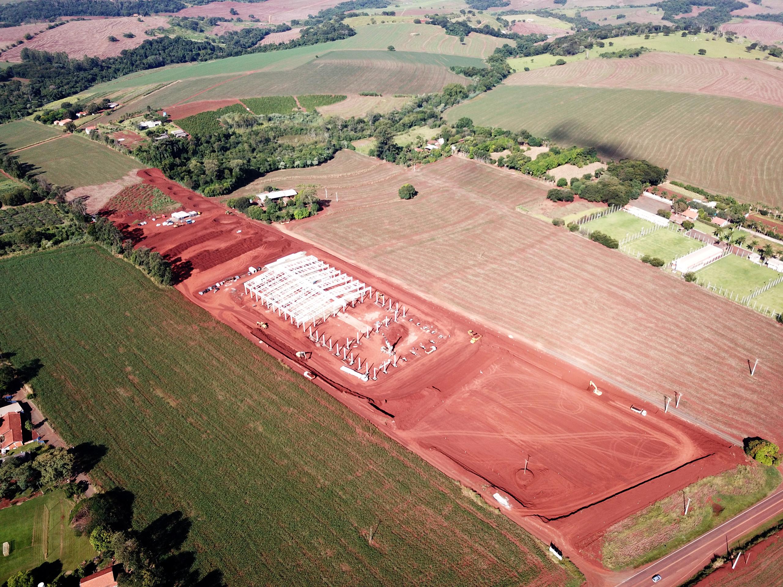 Vista aérea do platô industrial com estrutura pré-moldada em montagem - MSE Engenharia
