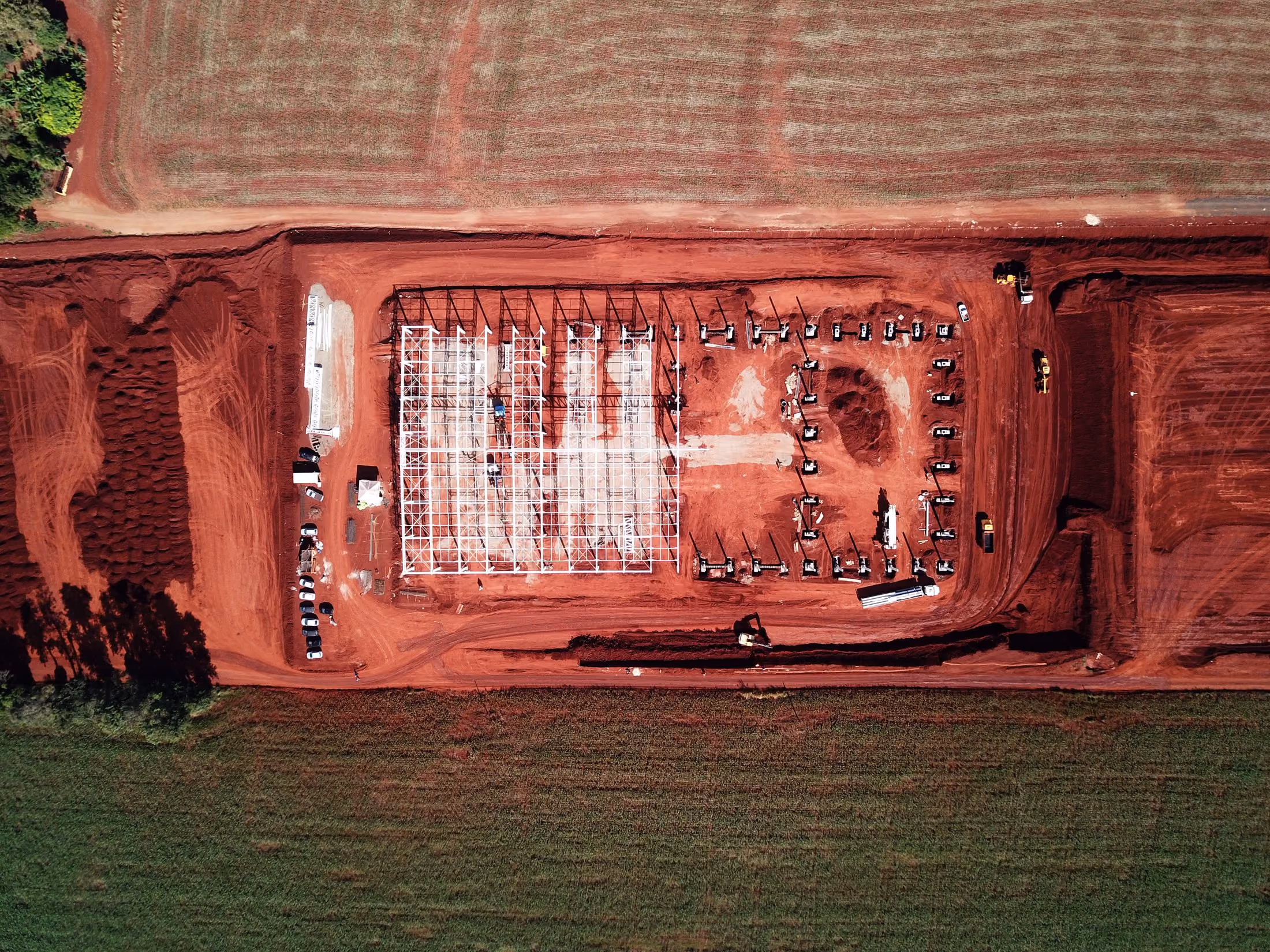 Vista aérea vertical do platô com estrutura e fundações do galpão - MSE Engenharia