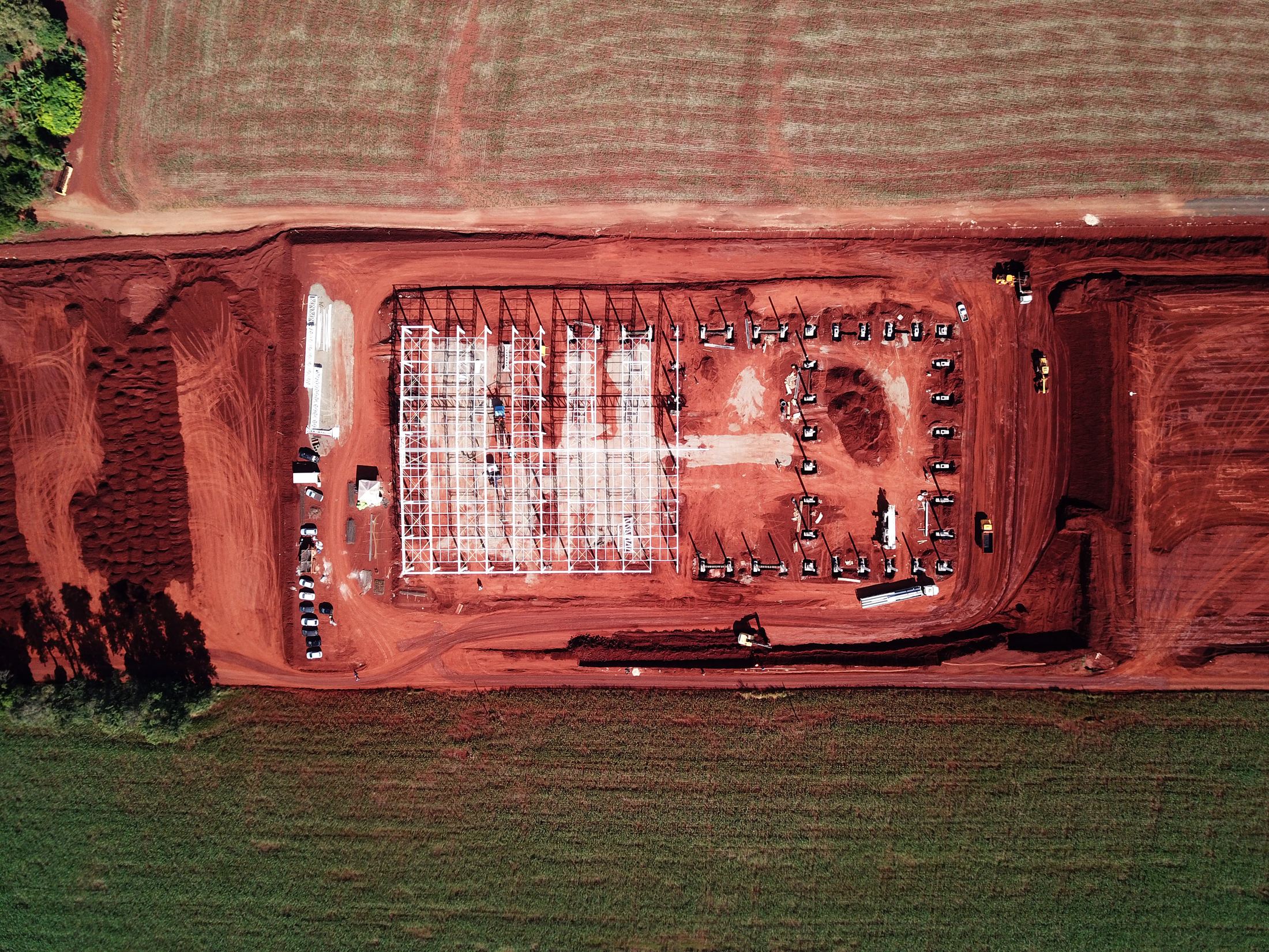 Vista aérea vertical do platô com estrutura e fundações do galpão - MSE Engenharia
