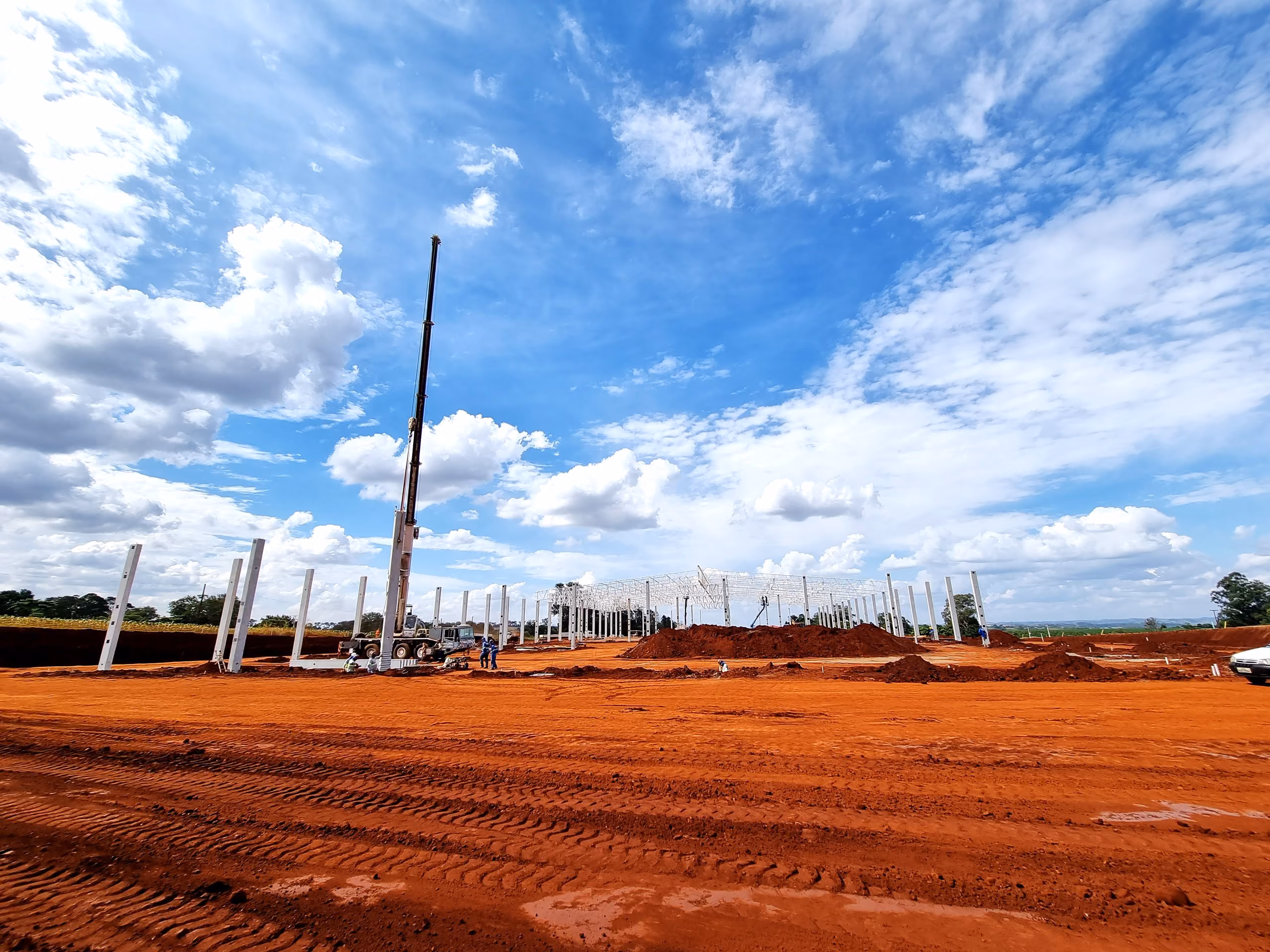 Platô concluído com montagem de pilares pré-moldados e guindaste - MSE Engenharia
