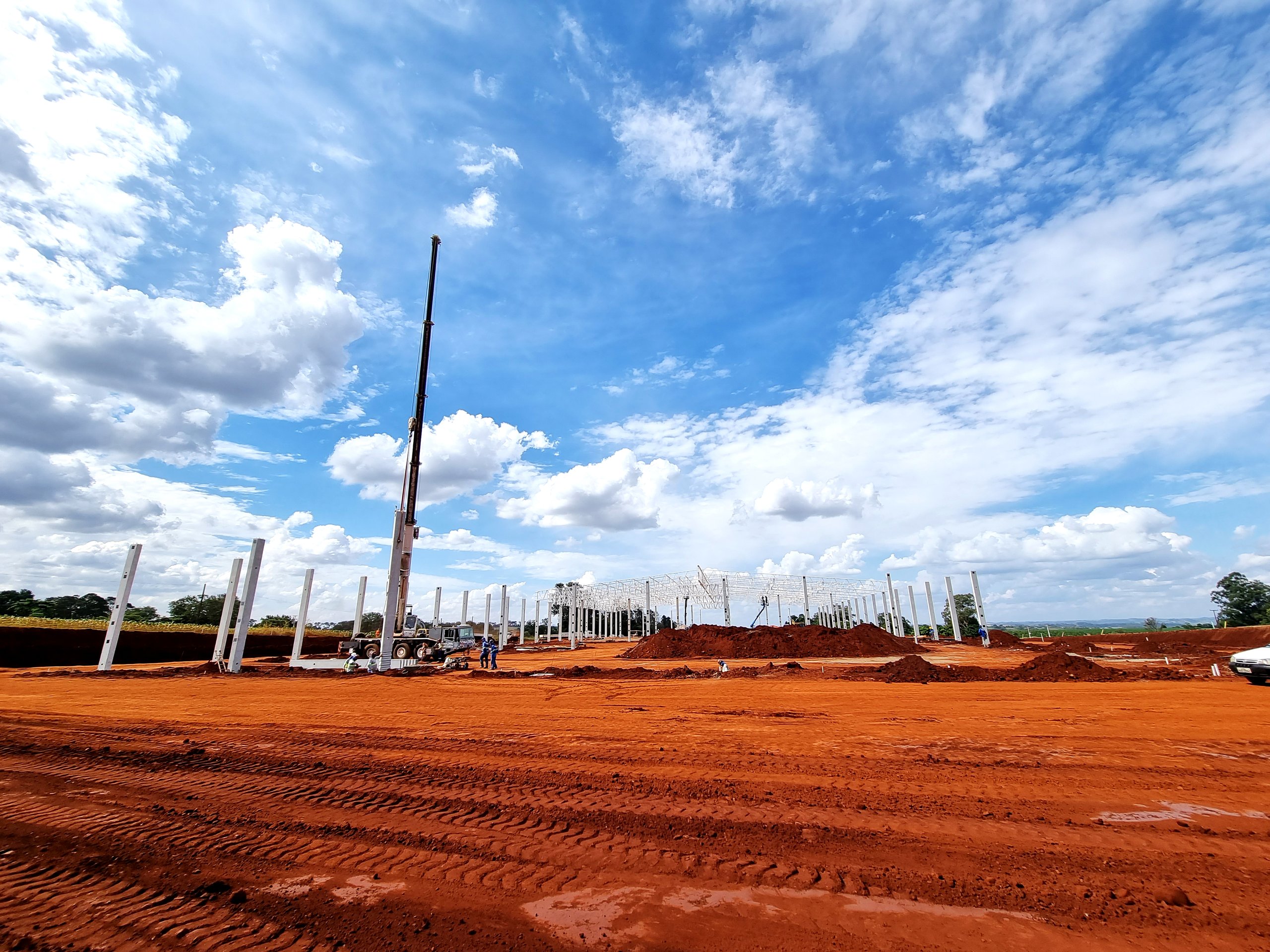 Platô concluído com montagem de pilares pré-moldados e guindaste - MSE Engenharia