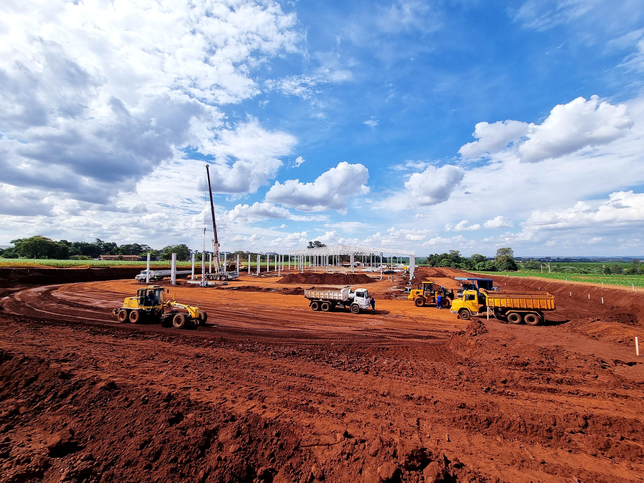 Frota de terraplanagem e montagem da estrutura pré-moldada em andamento - MSE Engenharia