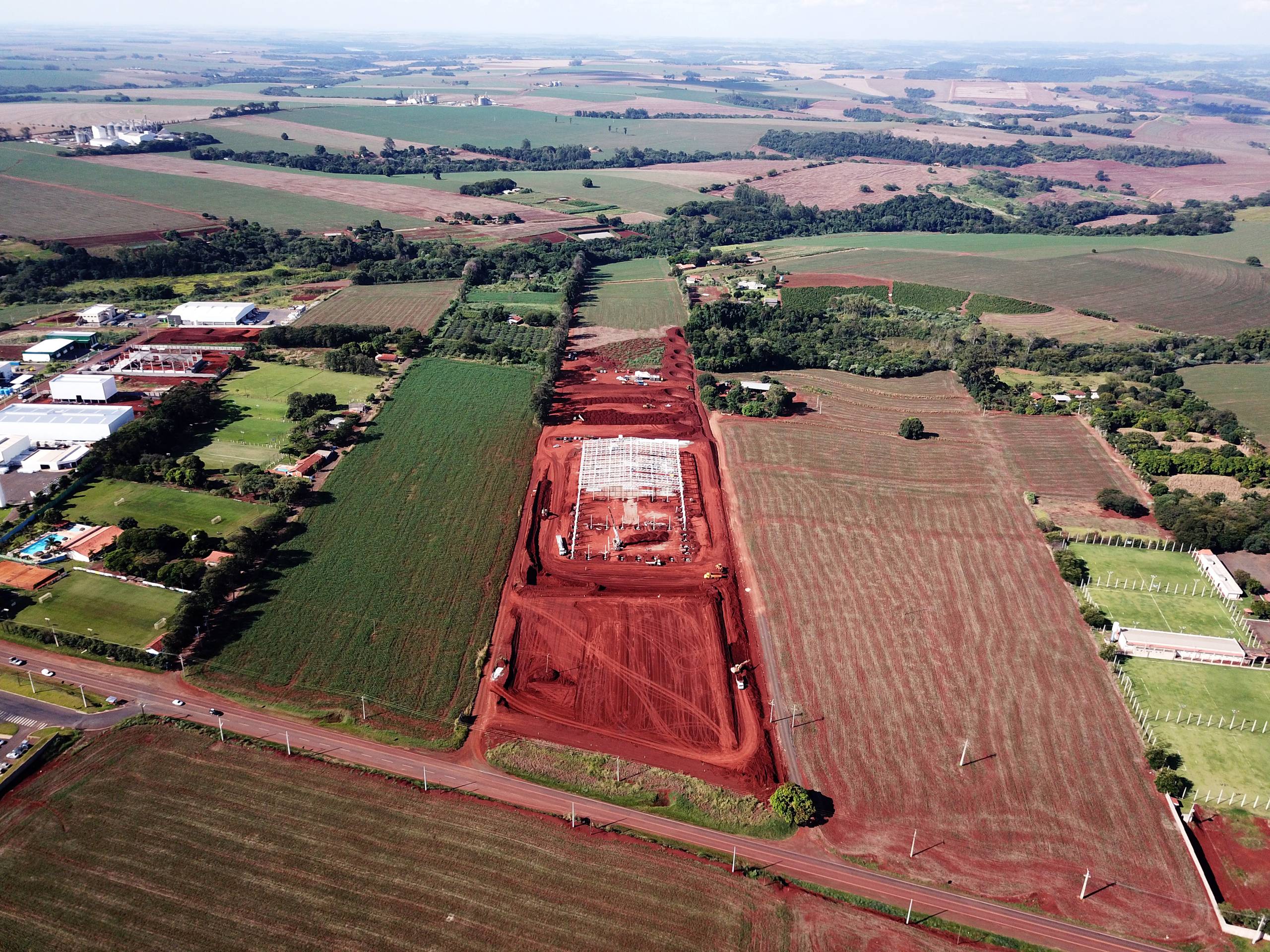 Vista aérea geral da área terraplanada e do galpão em construção - MSE Engenharia