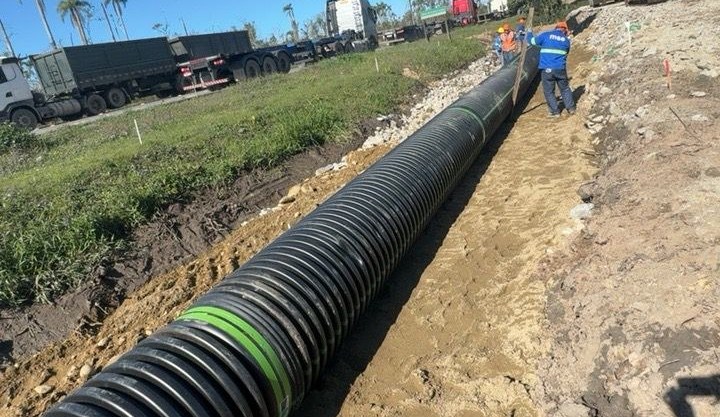 Rede de drenagem em tubo corrugado sendo instalada no canteiro - MSE Engenharia