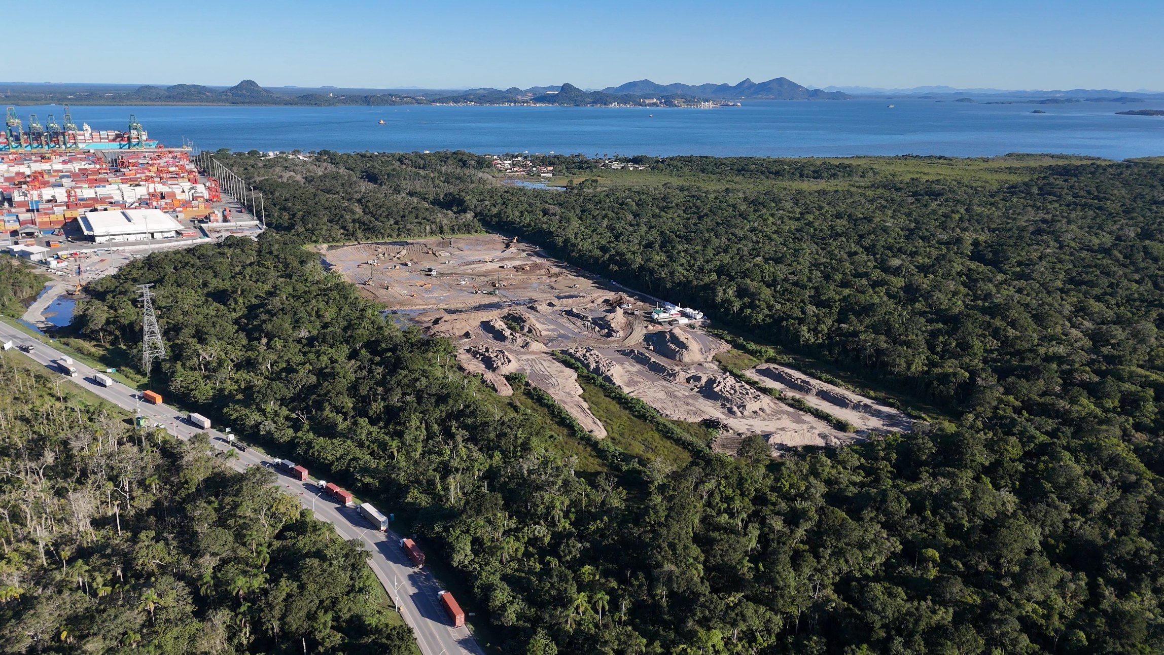 Vista aérea da área de expansão entre a rodovia e o terminal portuário - MSE Engenharia