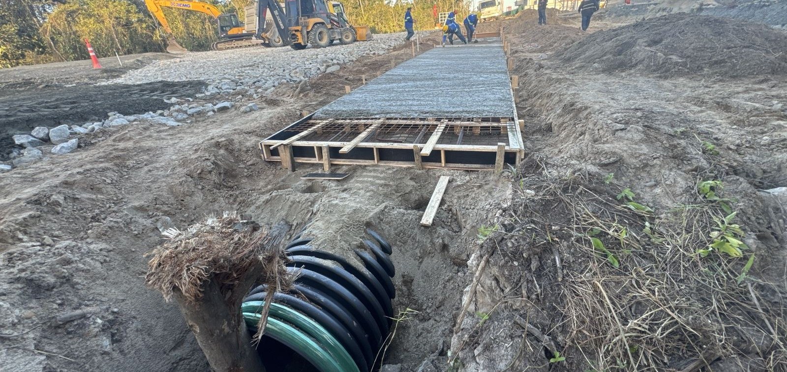 Concretagem de dispositivo de drenagem com tubulação instalada - MSE Engenharia