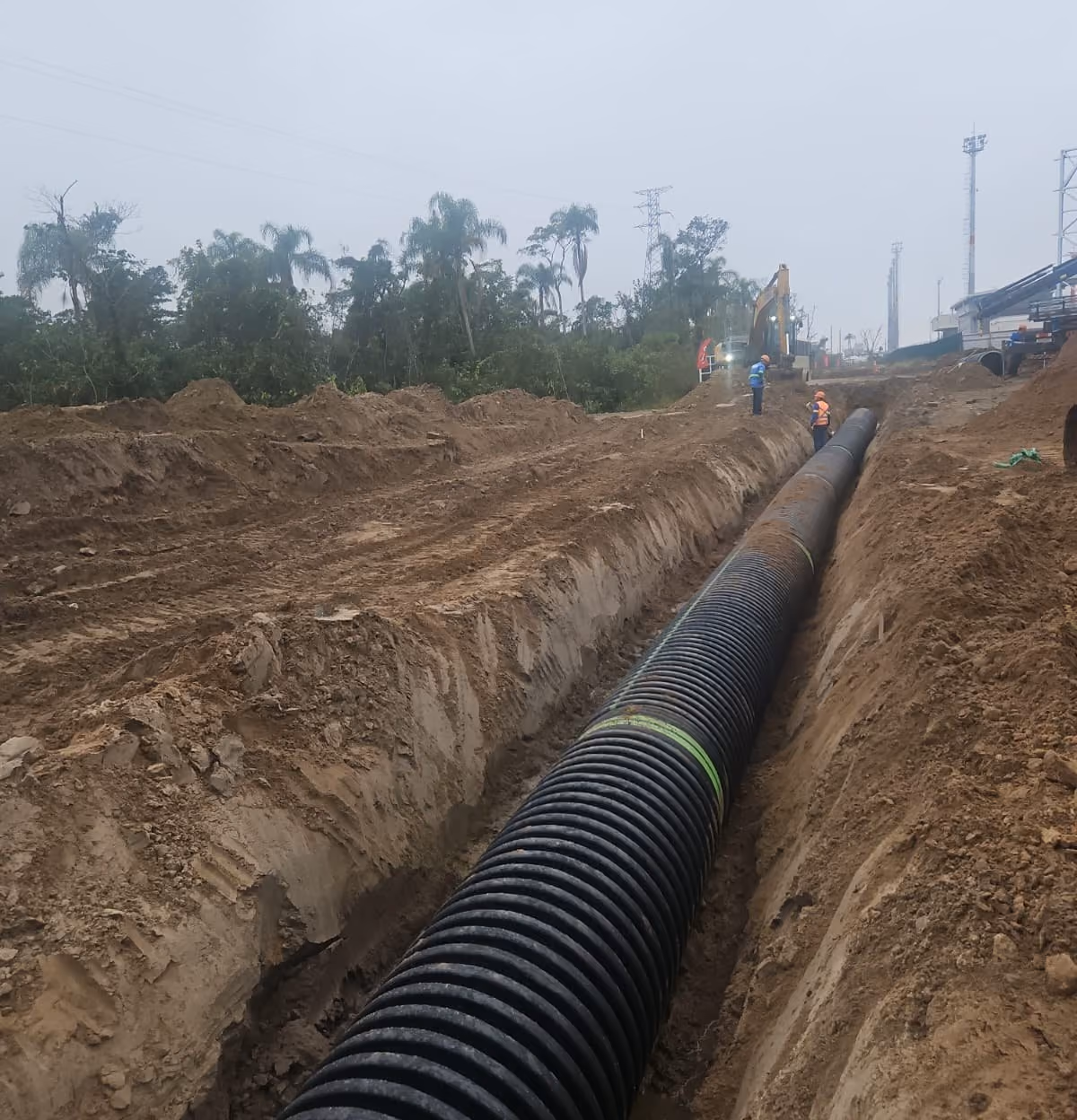 Assentamento de tubulação de drenagem em vala escavada - MSE Engenharia