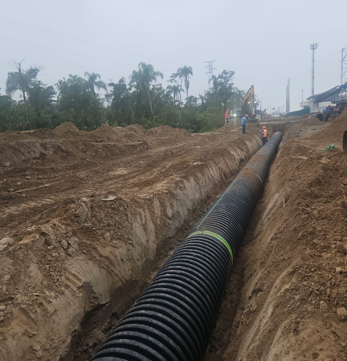 Assentamento de tubulação de drenagem em vala escavada - MSE Engenharia